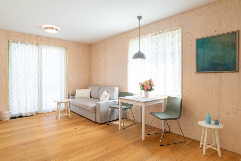 Objekt je dvoupodlažní. V prvním nadzemním podlaží se nachází při severní straně vstup, tento je přístupný po vstupním schodišti vzhledem ke zvolené konstrukci…