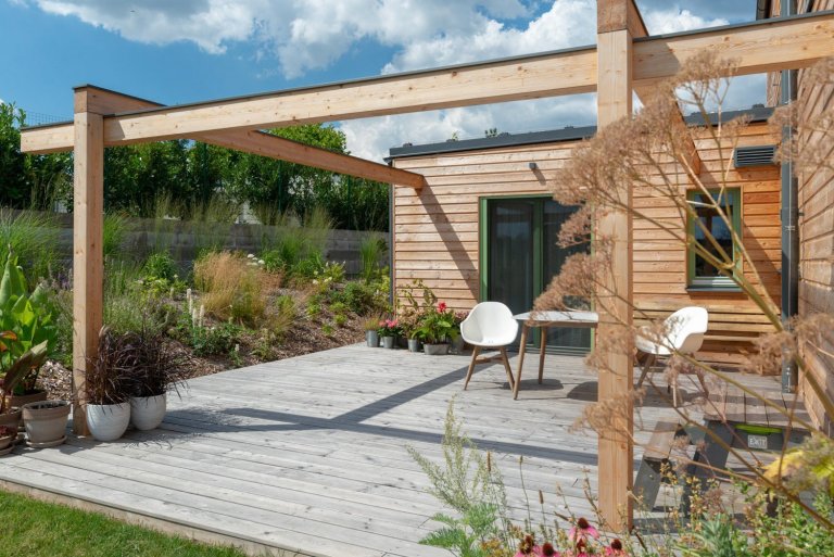 Objekt je dvoupodlažní. V prvním nadzemním podlaží se nachází při severní straně vstup, tento je přístupný po vstupním schodišti vzhledem ke zvolené konstrukci…