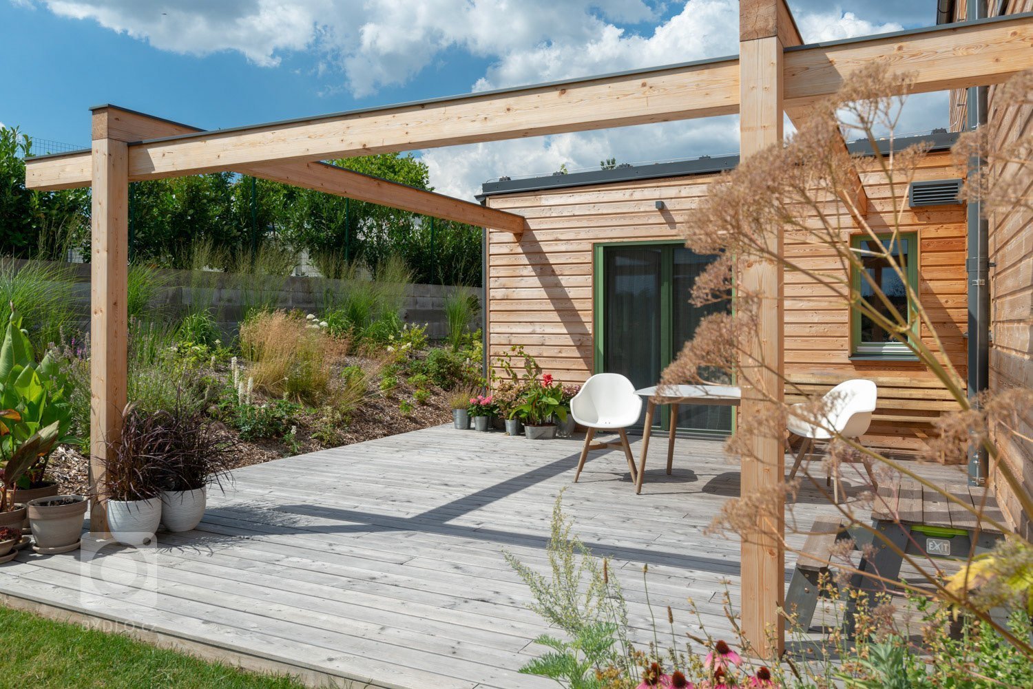 Objekt je dvoupodlažní. V prvním nadzemním podlaží se nachází při severní straně vstup, tento je přístupný po vstupním schodišti vzhledem ke zvolené konstrukci…