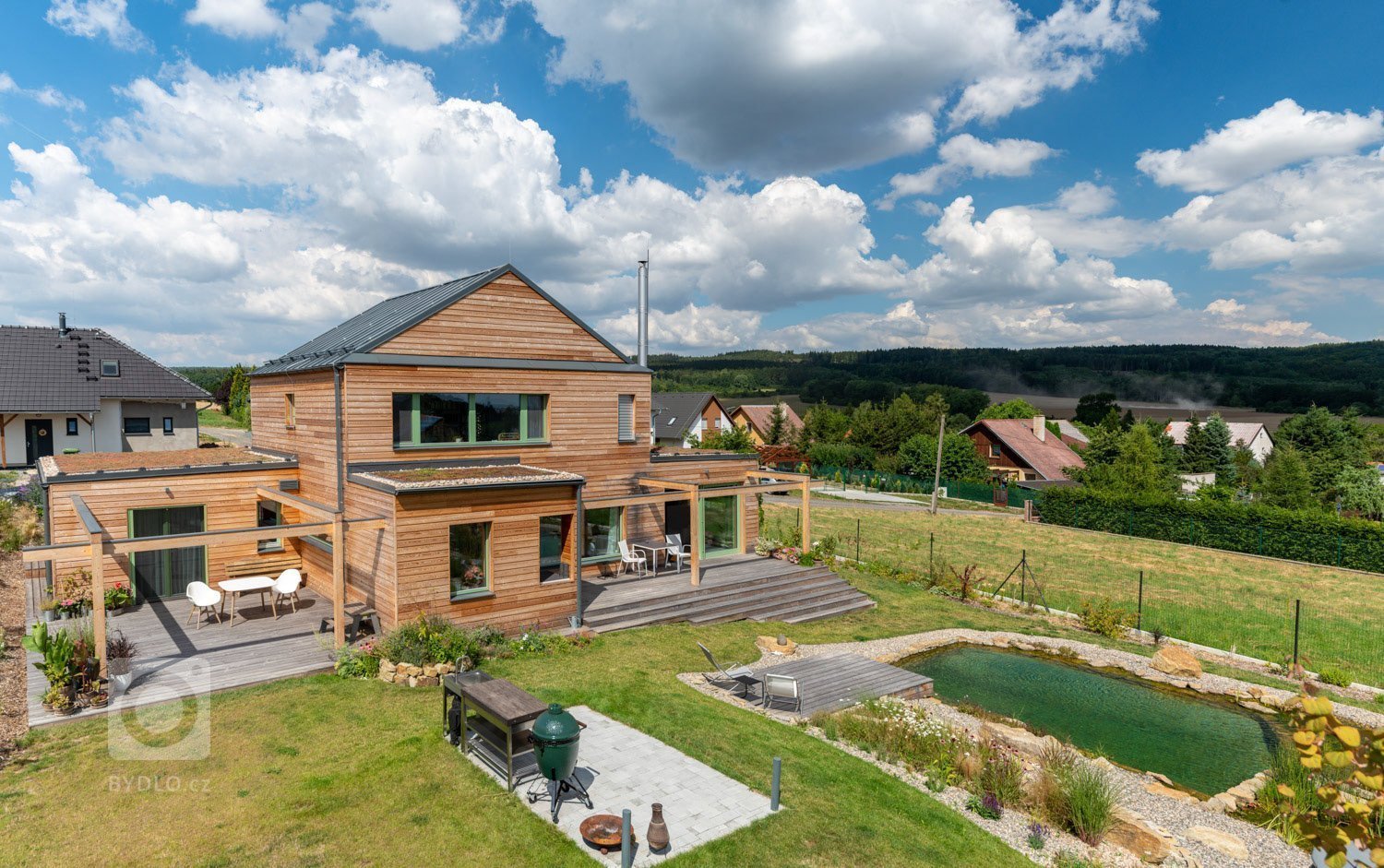 Objekt je dvoupodlažní. V prvním nadzemním podlaží se nachází při severní straně vstup, tento je přístupný po vstupním schodišti vzhledem ke zvolené konstrukci…