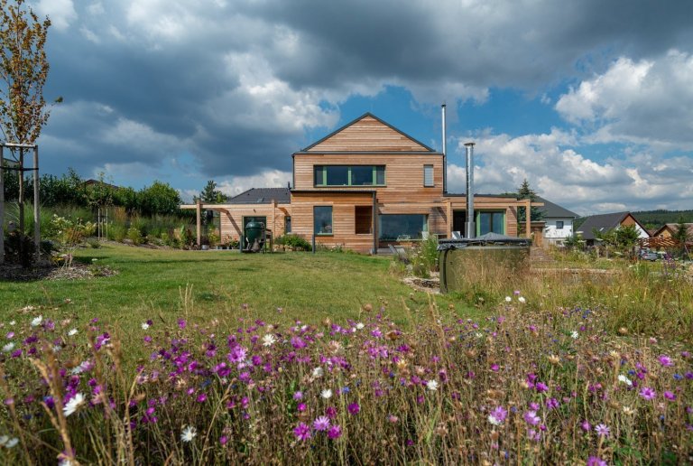 Objekt je dvoupodlažní. V prvním nadzemním podlaží se nachází při severní straně vstup, tento je přístupný po vstupním schodišti vzhledem ke zvolené konstrukci…