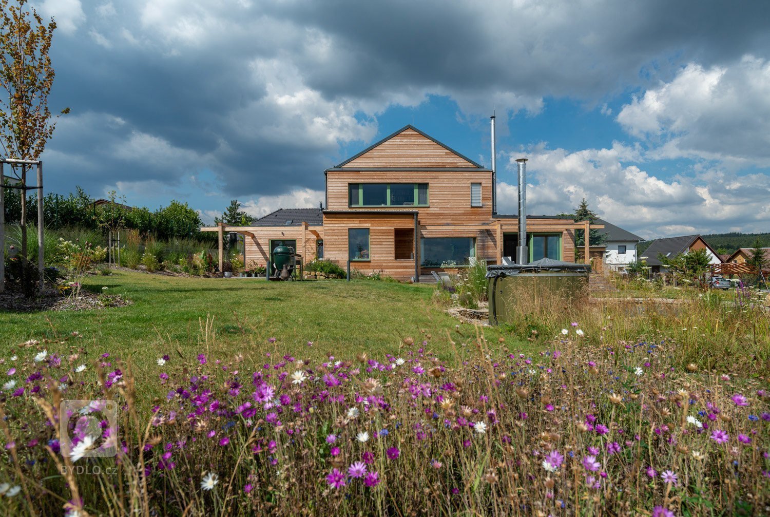 Objekt je dvoupodlažní. V prvním nadzemním podlaží se nachází při severní straně vstup, tento je přístupný po vstupním schodišti vzhledem ke zvolené konstrukci…