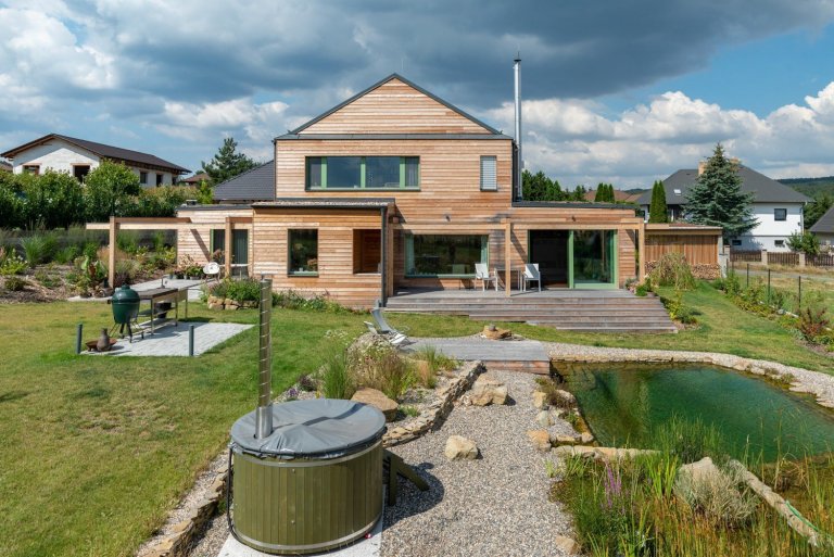 Objekt je dvoupodlažní. V prvním nadzemním podlaží se nachází při severní straně vstup, tento je přístupný po vstupním schodišti vzhledem ke zvolené konstrukci…