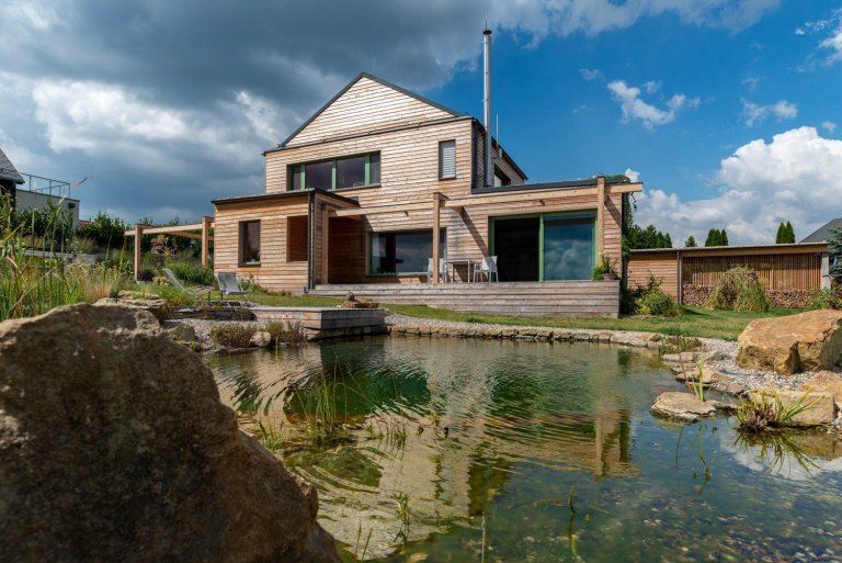 Objekt je dvoupodlažní. V prvním nadzemním podlaží se nachází při severní straně vstup, tento je přístupný po vstupním schodišti vzhledem ke zvolené konstrukci…