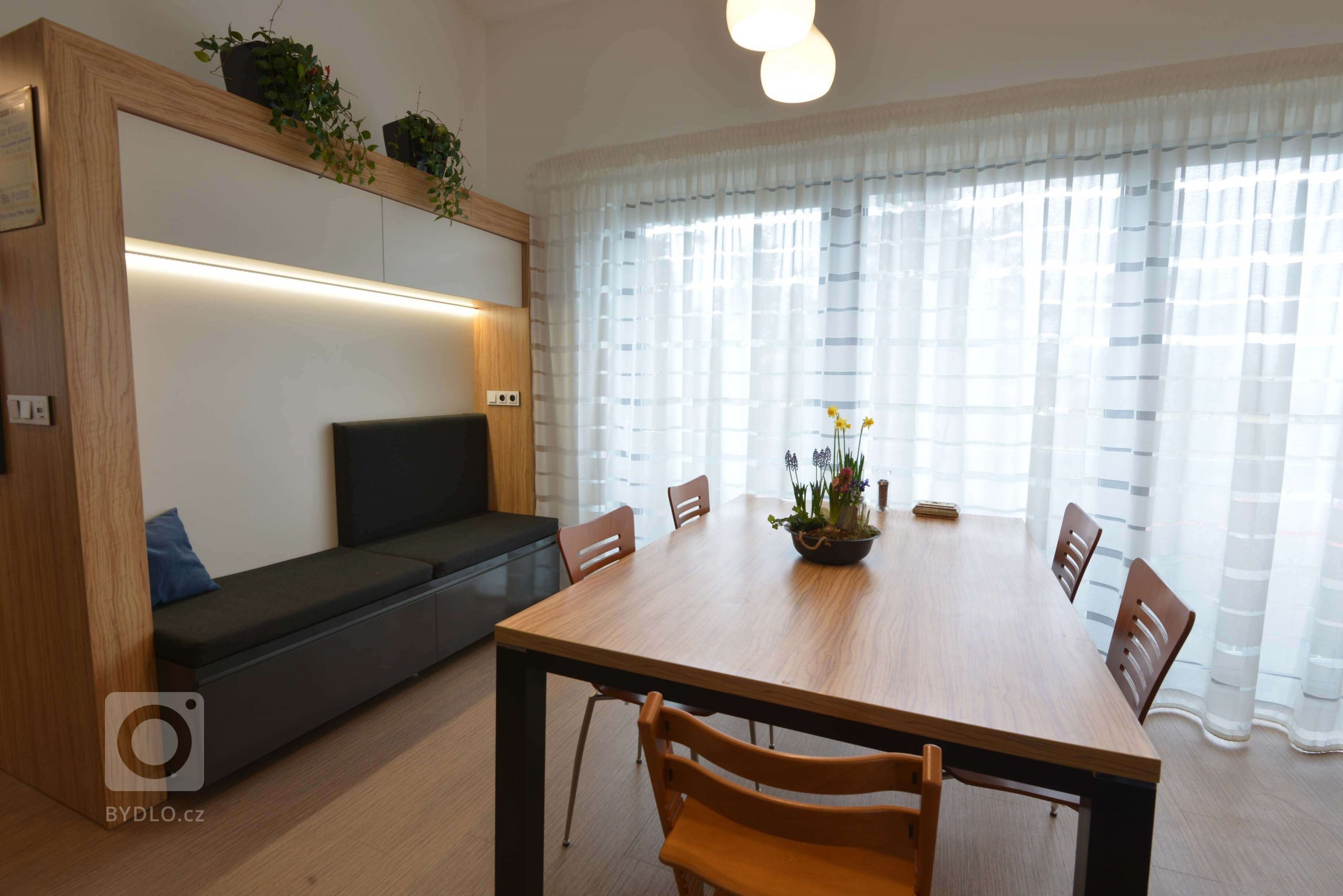 Jídelní stůl je abnormálně veliký na přání majitelů. K sezení jsme použili buď jejich stávající židle - jsou dost nízké. Jako alternativní sezení je čalouněná lavice s úložným prostorem a samostatným osvětlením. 