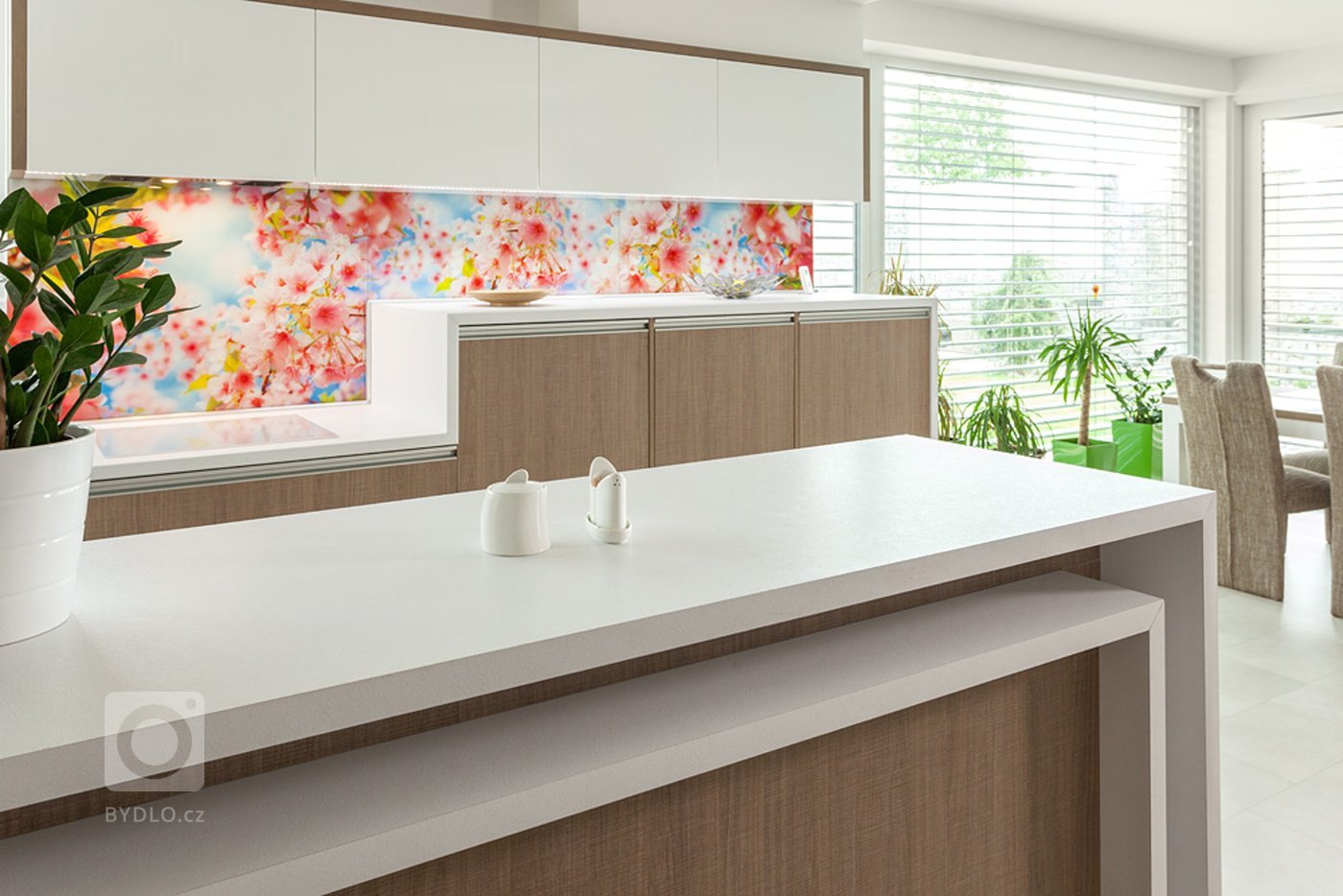 
Tak trochu netradiční kuchyně. Ano přesně tohle označení vystihuje jednu z dřívějších realizací. Jemný drevodekor s bílou pracovní deskou a lakovanými horními…