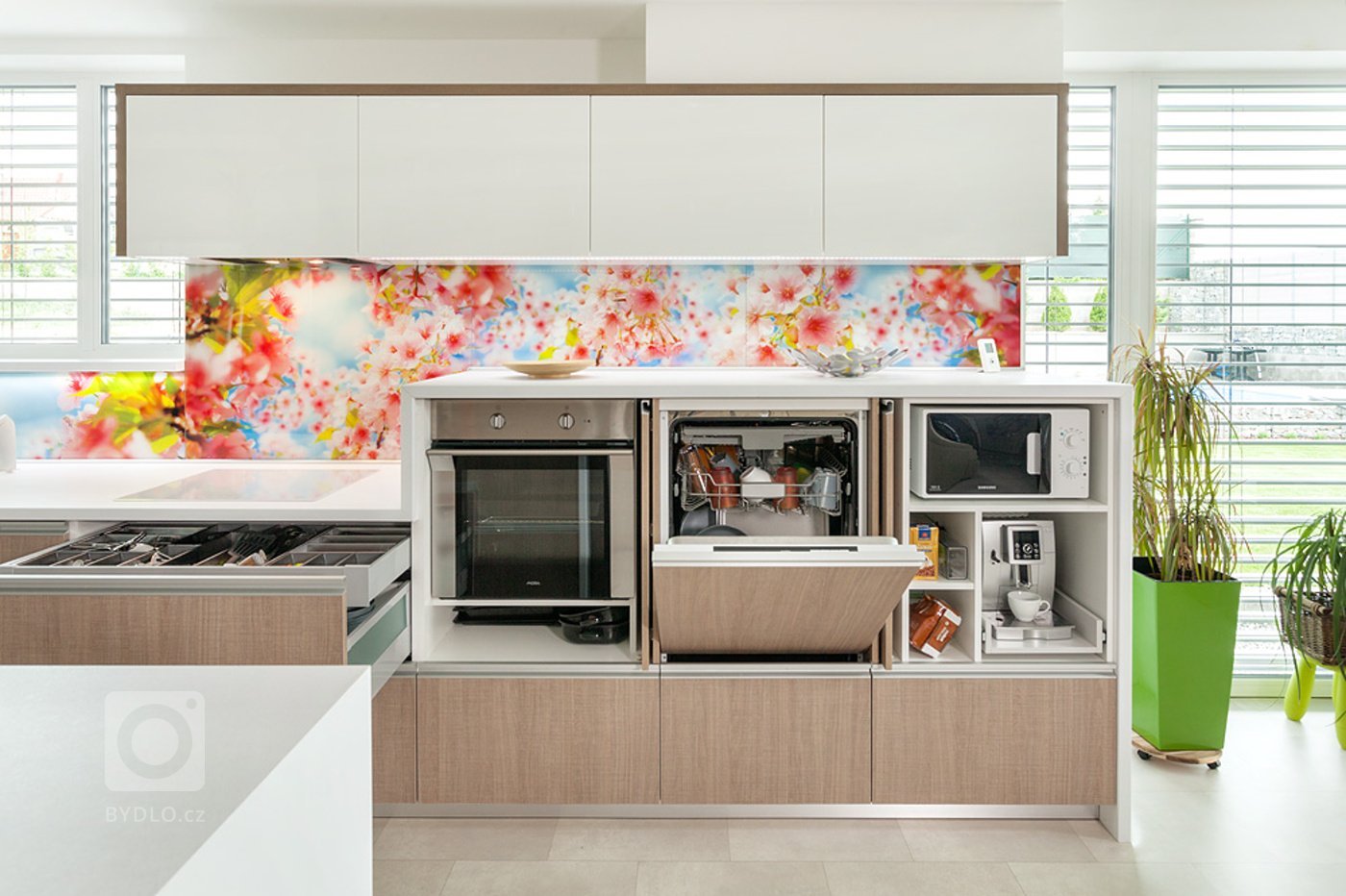 
Tak trochu netradiční kuchyně. Ano přesně tohle označení vystihuje jednu z dřívějších realizací. Jemný drevodekor s bílou pracovní deskou a lakovanými horními…