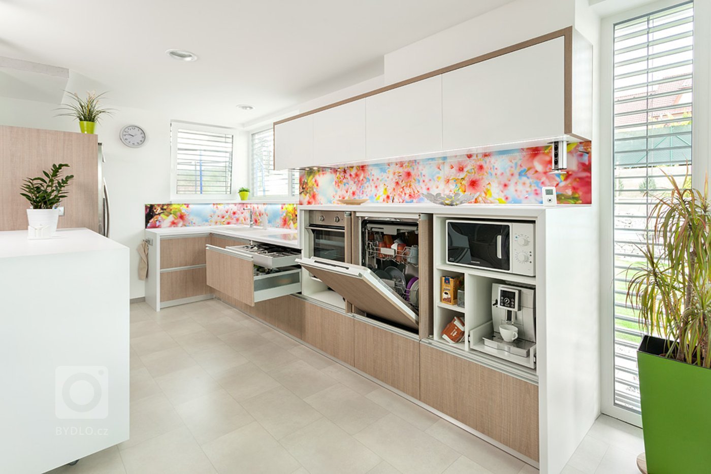 
Tak trochu netradiční kuchyně. Ano přesně tohle označení vystihuje jednu z dřívějších realizací. Jemný drevodekor s bílou pracovní deskou a lakovanými horními…