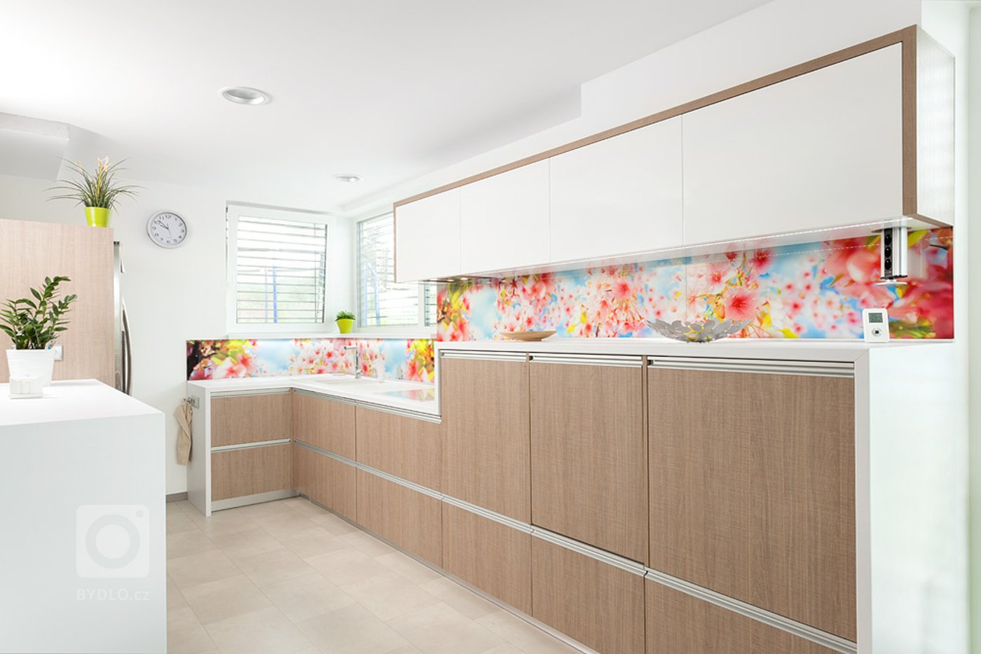 
Tak trochu netradiční kuchyně. Ano přesně tohle označení vystihuje jednu z dřívějších realizací. Jemný drevodekor s bílou pracovní deskou a lakovanými horními…