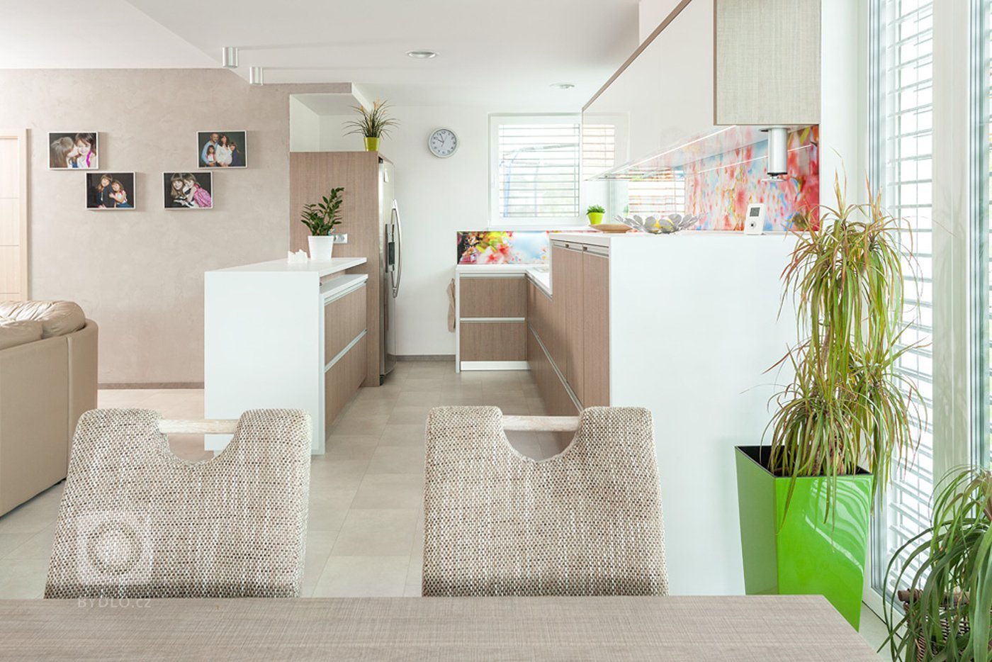 
Tak trochu netradiční kuchyně. Ano přesně tohle označení vystihuje jednu z dřívějších realizací. Jemný drevodekor s bílou pracovní deskou a lakovanými horními…