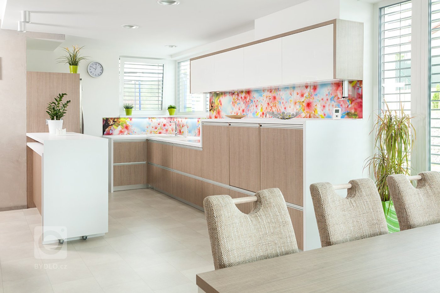 
Tak trochu netradiční kuchyně. Ano přesně tohle označení vystihuje jednu z dřívějších realizací. Jemný drevodekor s bílou pracovní deskou a lakovanými horními…
