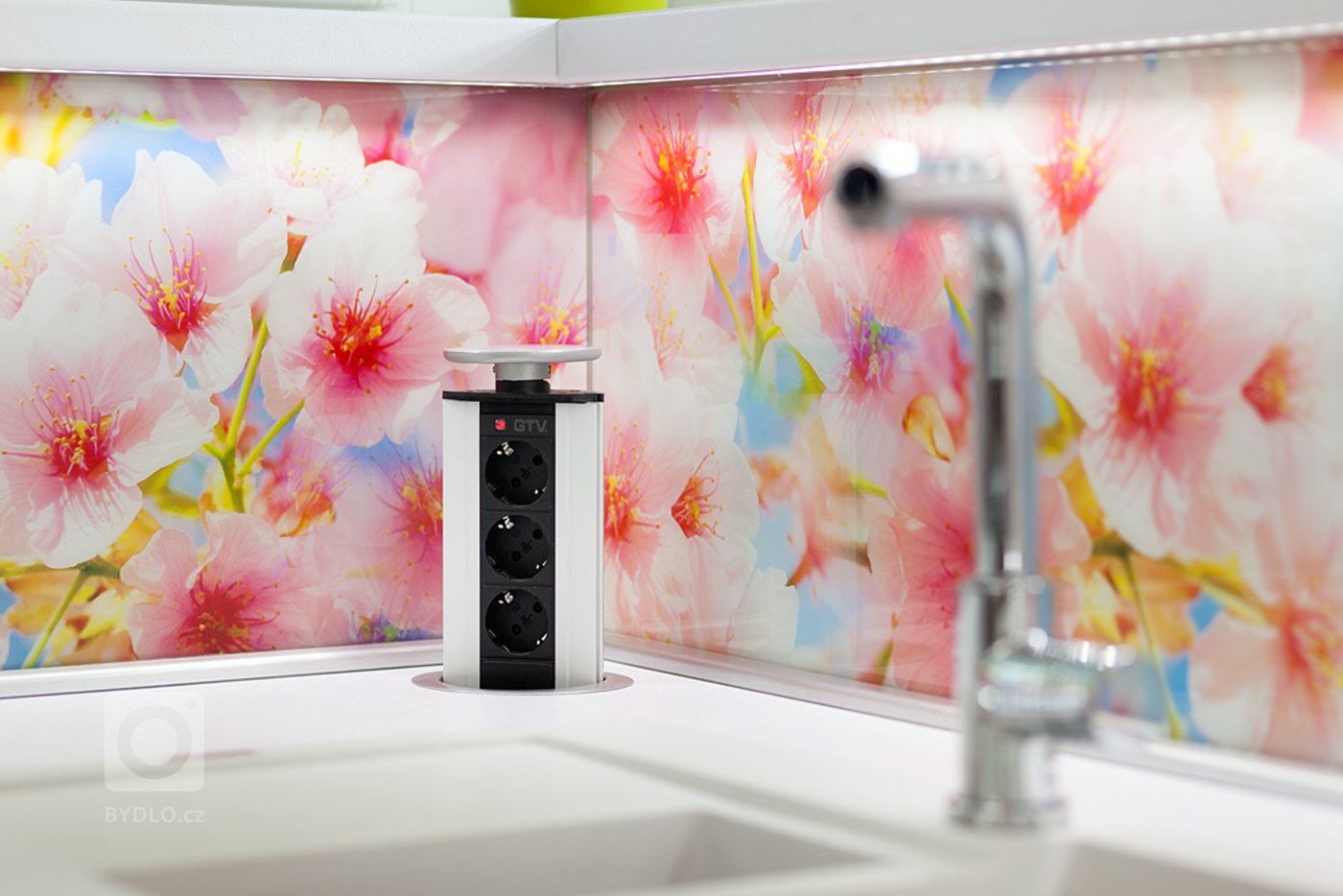 
Tak trochu netradiční kuchyně. Ano přesně tohle označení vystihuje jednu z dřívějších realizací. Jemný drevodekor s bílou pracovní deskou a lakovanými horními…