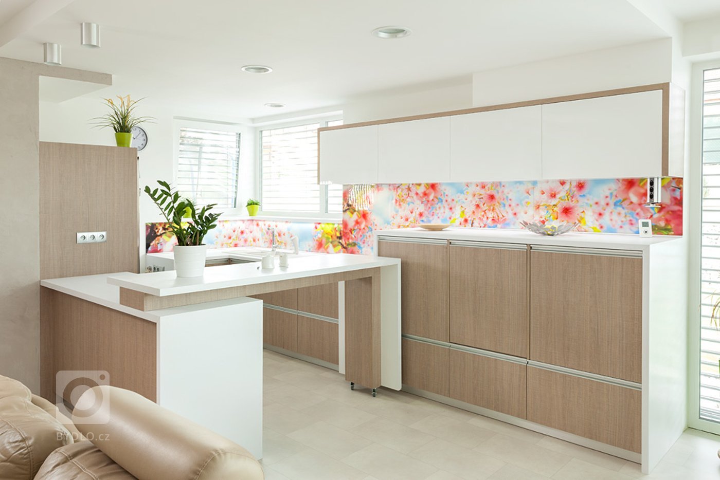 
Tak trochu netradiční kuchyně. Ano přesně tohle označení vystihuje jednu z dřívějších realizací. Jemný drevodekor s bílou pracovní deskou a lakovanými horními…