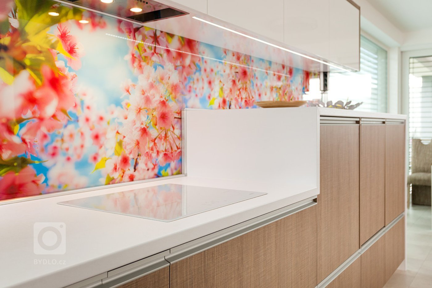 
Tak trochu netradiční kuchyně. Ano přesně tohle označení vystihuje jednu z dřívějších realizací. Jemný drevodekor s bílou pracovní deskou a lakovanými horními…