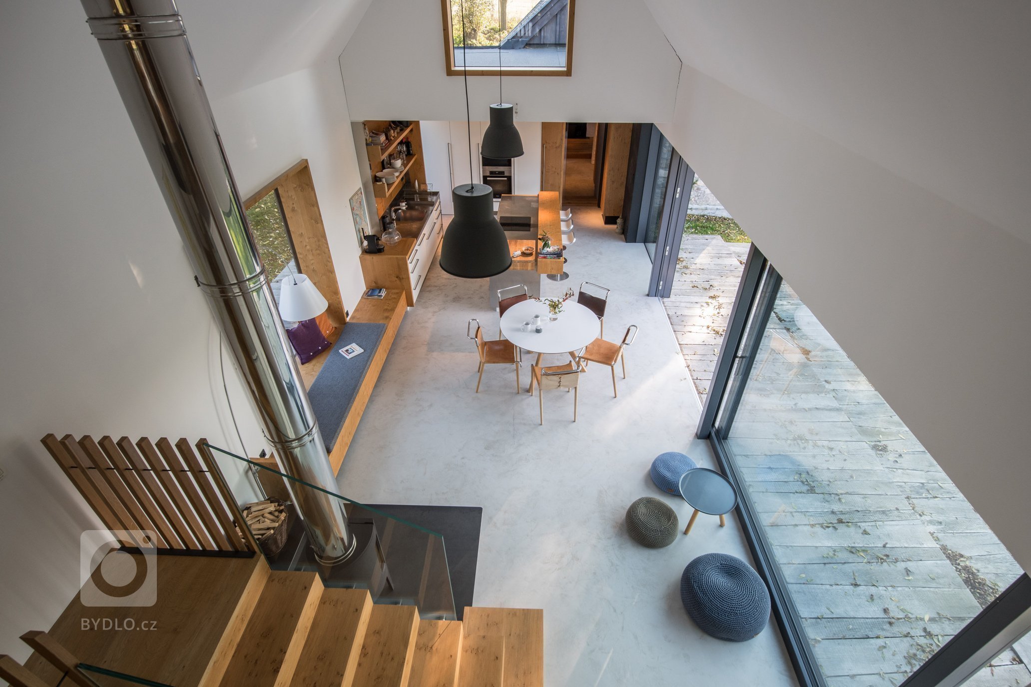 Majitelé roubenky si přáli využívat ji celoročně, ale potřebné zateplení by zničilo původní vzhled. Rozhodli se proto roubenku citlivě zrekonstruovat a…