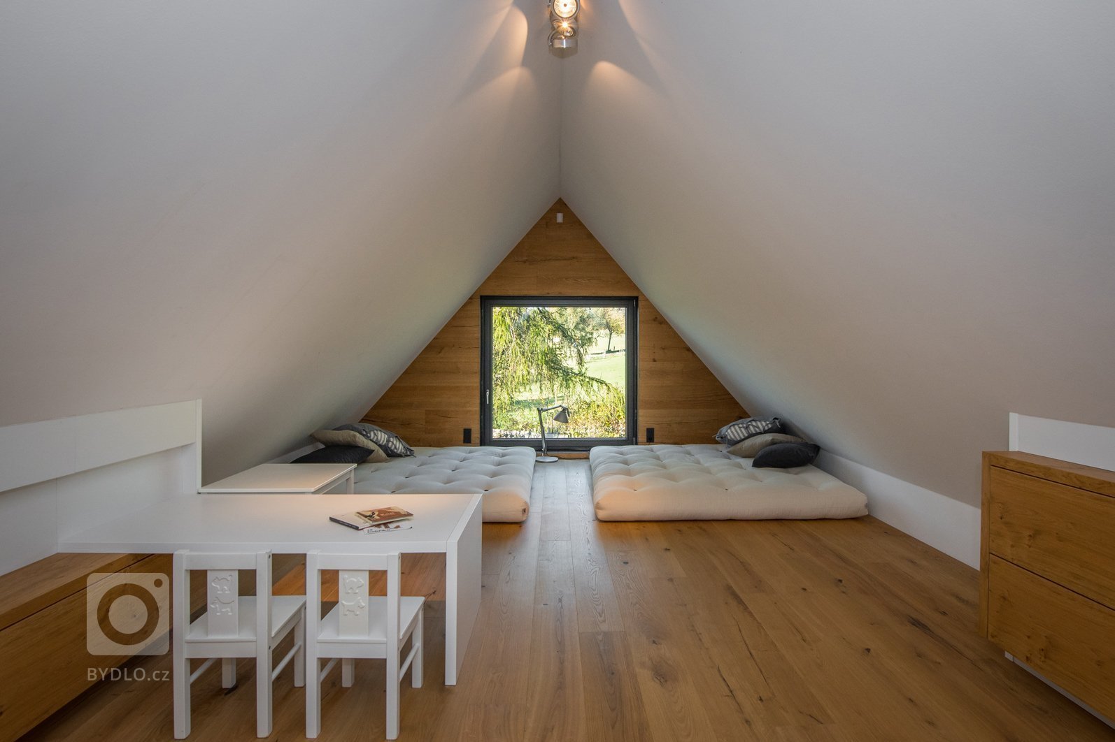 Majitelé roubenky si přáli využívat ji celoročně, ale potřebné zateplení by zničilo původní vzhled. Rozhodli se proto roubenku citlivě zrekonstruovat a…