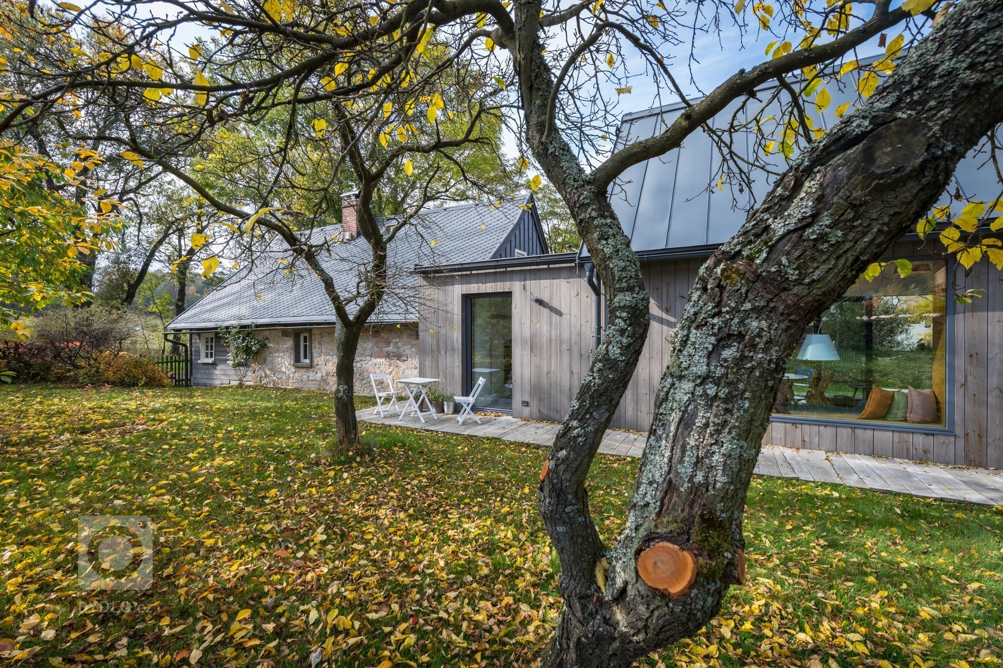 Majitelé roubenky si přáli využívat ji celoročně, ale potřebné zateplení by zničilo původní vzhled. Rozhodli se proto roubenku citlivě zrekonstruovat a…