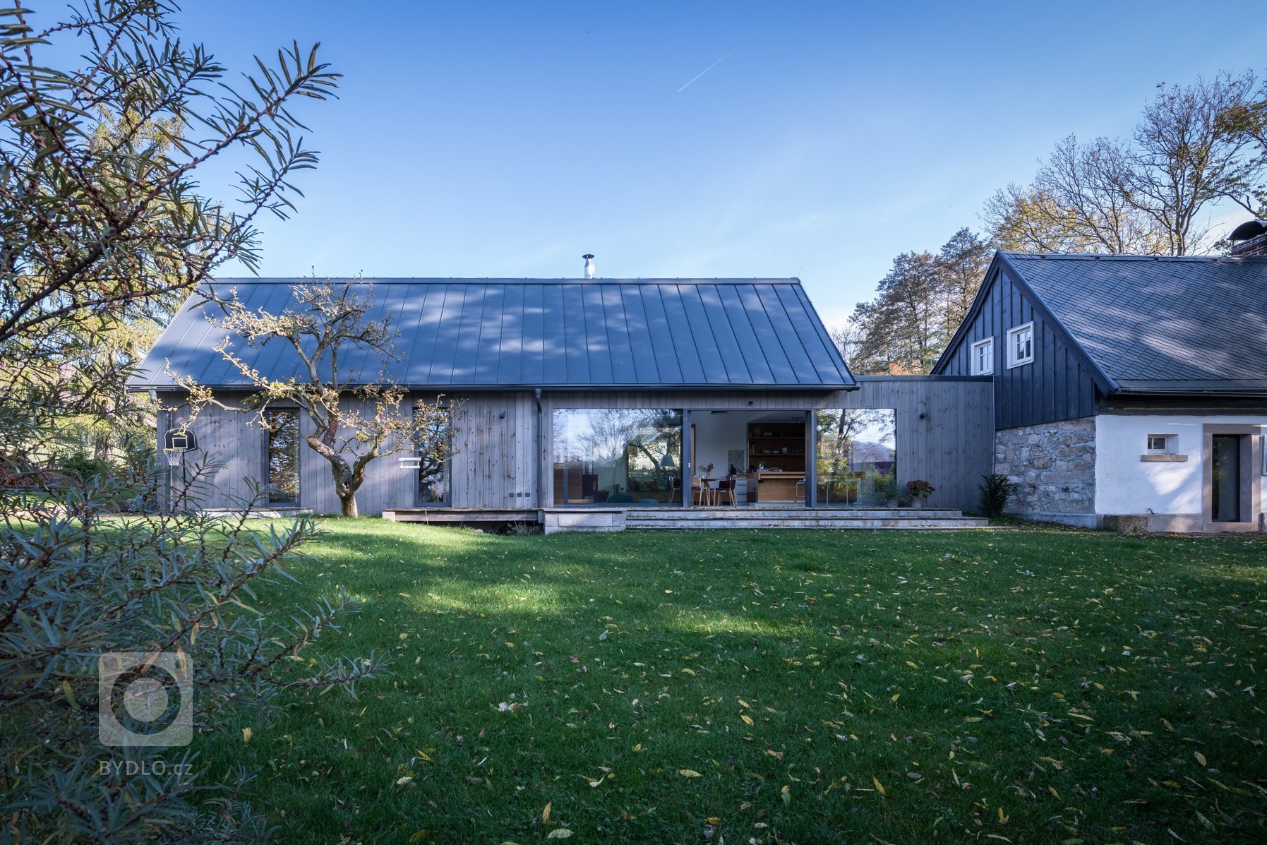 Majitelé roubenky si přáli využívat ji celoročně, ale potřebné zateplení by zničilo původní vzhled. Rozhodli se proto roubenku citlivě zrekonstruovat a…