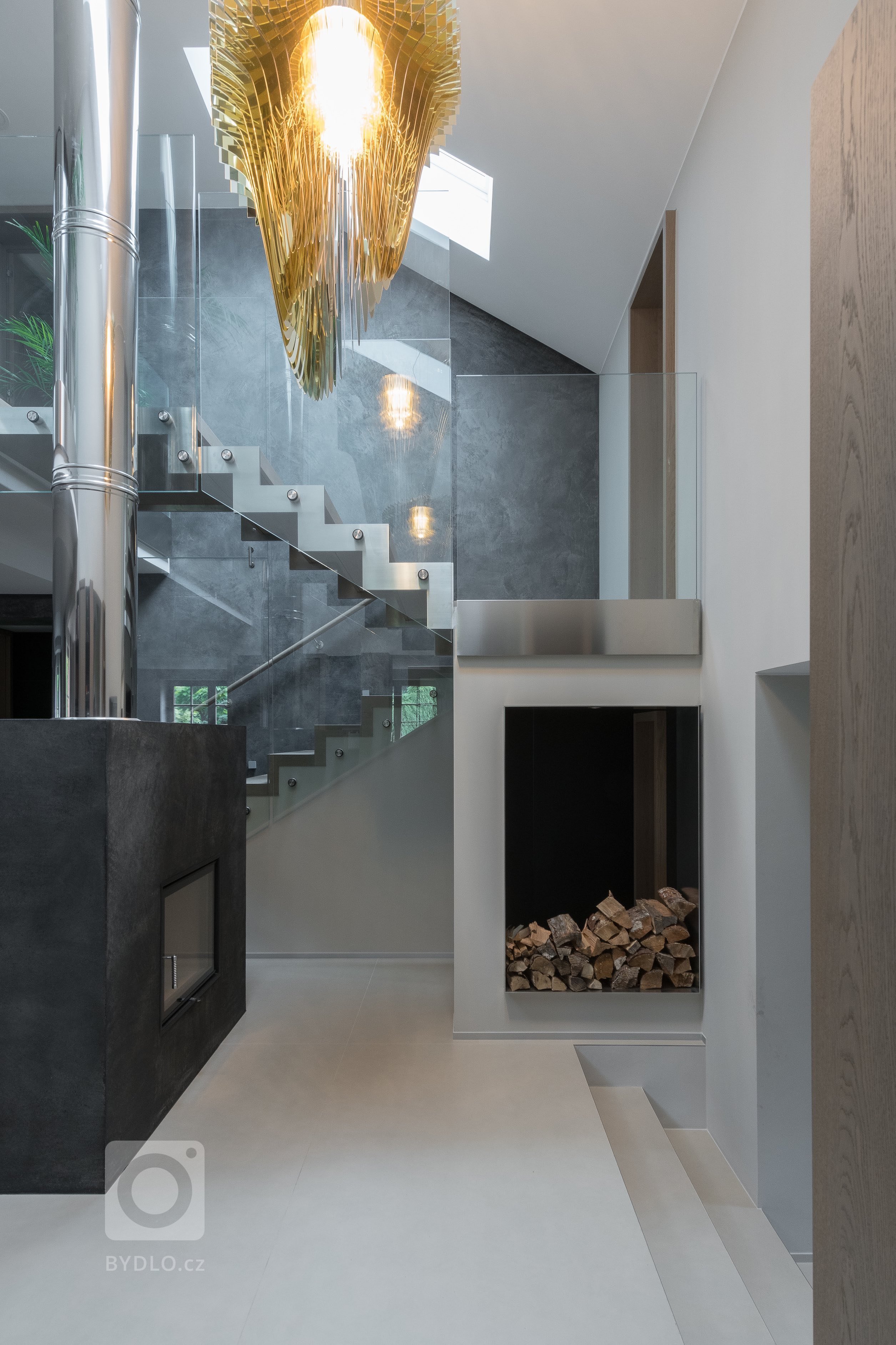 Rodinný dům poplatný své době postrádal to nejdůležitější &ndash; nadčasové řešení a kvalitní materiály. Jeho přestavba se řešila doslova od podlahy. Nové…