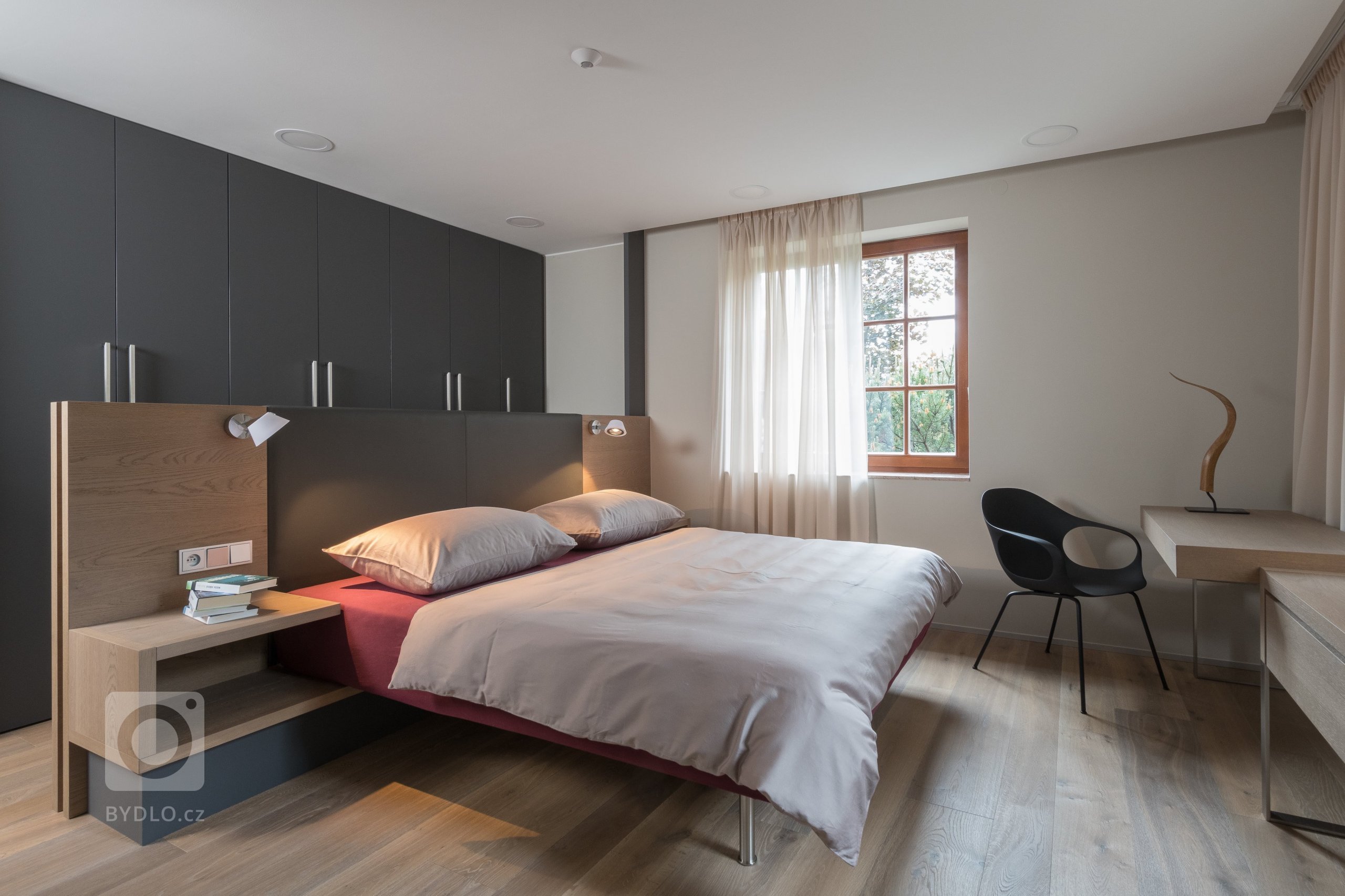 Rodinný dům poplatný své době postrádal to nejdůležitější &ndash; nadčasové řešení a kvalitní materiály. Jeho přestavba se řešila doslova od podlahy. Nové…