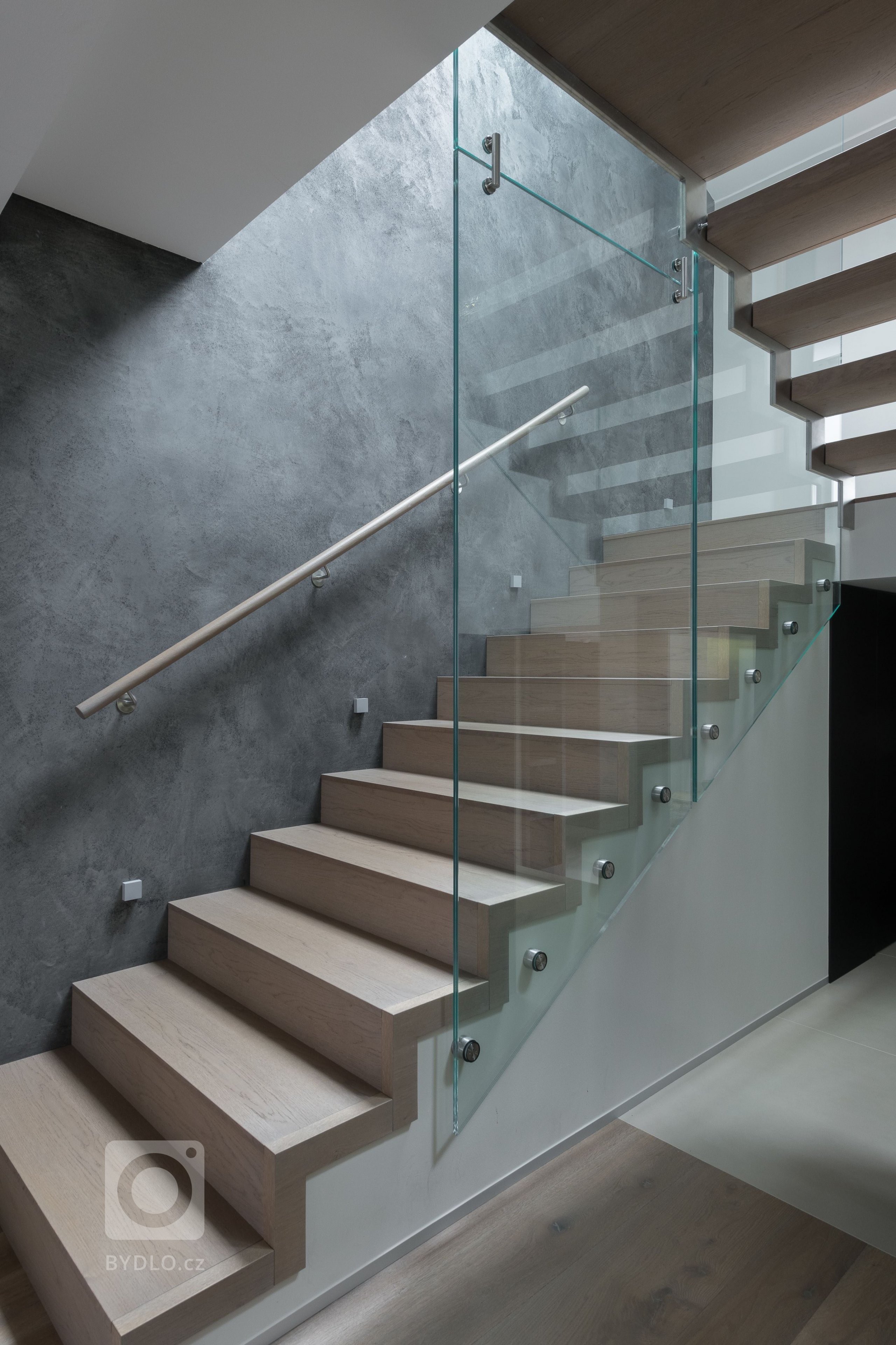 Rodinný dům poplatný své době postrádal to nejdůležitější &ndash; nadčasové řešení a kvalitní materiály. Jeho přestavba se řešila doslova od podlahy. Nové…