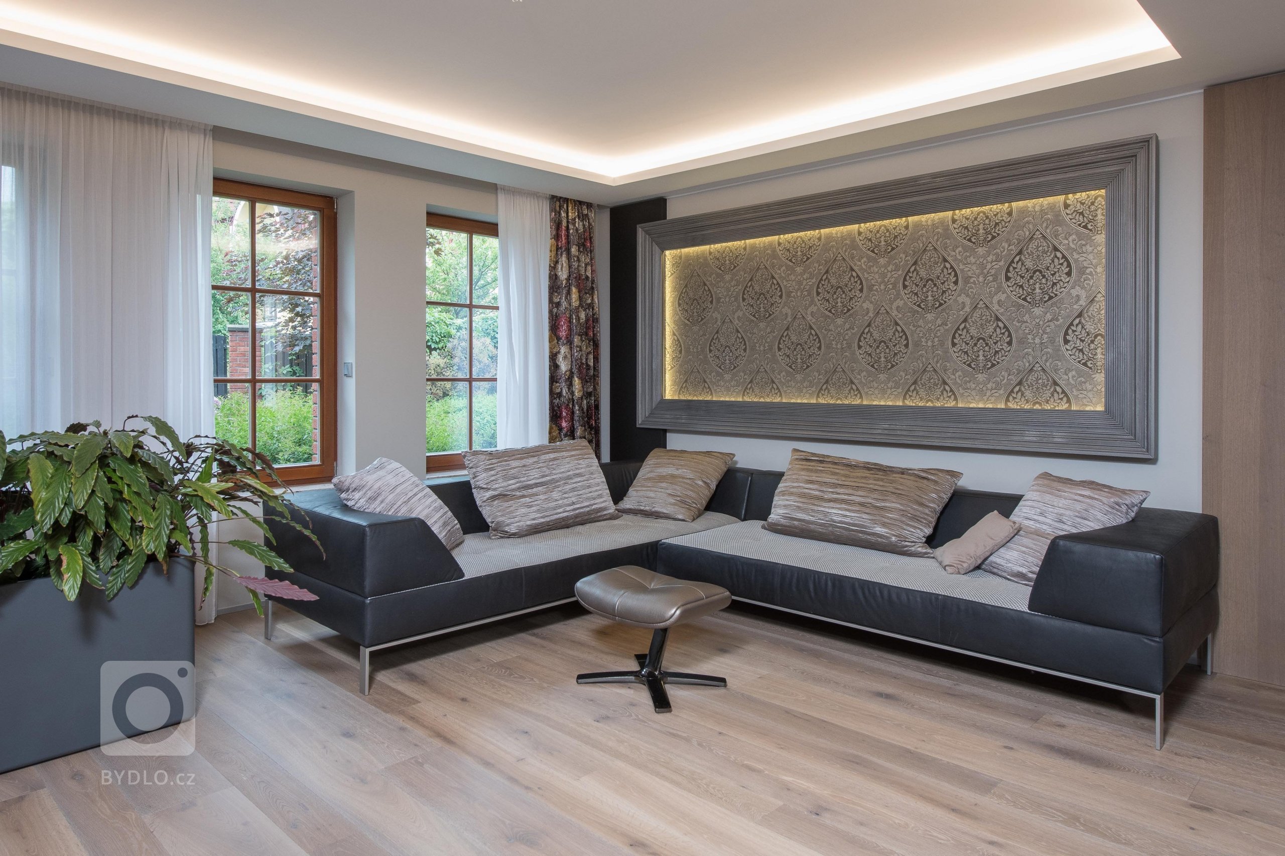 Rodinný dům poplatný své době postrádal to nejdůležitější &ndash; nadčasové řešení a kvalitní materiály. Jeho přestavba se řešila doslova od podlahy. Nové…