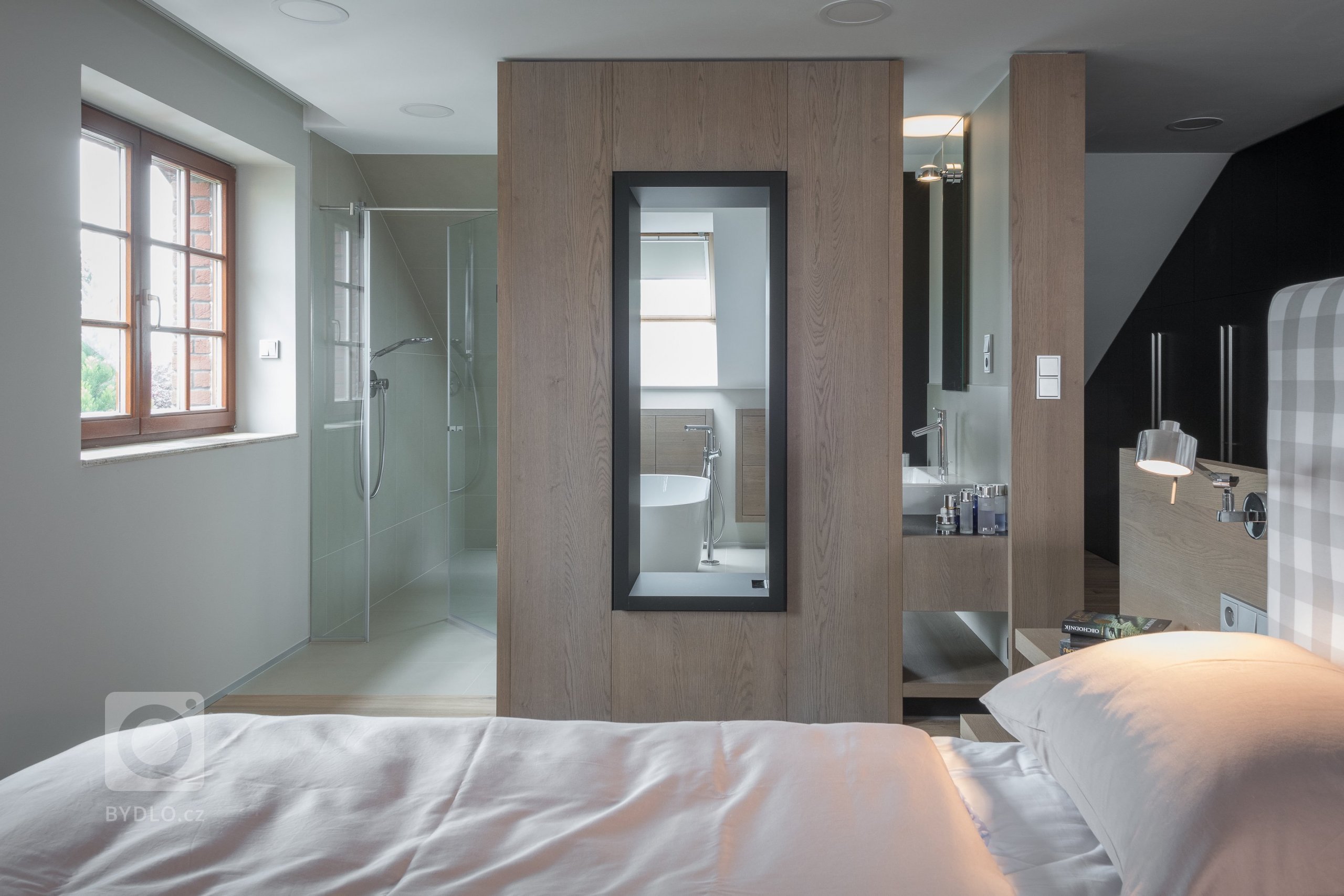 Rodinný dům poplatný své době postrádal to nejdůležitější &ndash; nadčasové řešení a kvalitní materiály. Jeho přestavba se řešila doslova od podlahy. Nové…