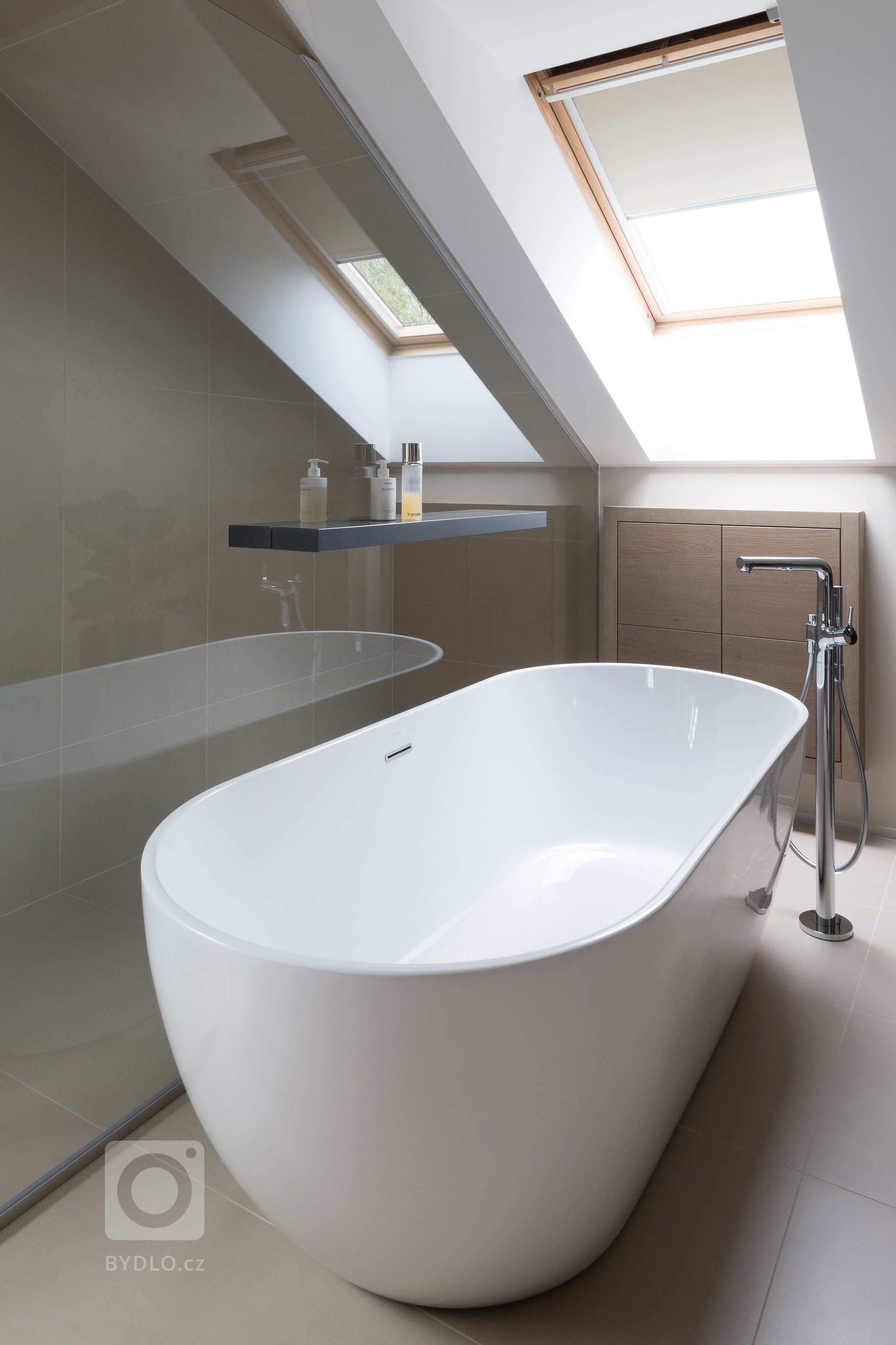 Rodinný dům poplatný své době postrádal to nejdůležitější &ndash; nadčasové řešení a kvalitní materiály. Jeho přestavba se řešila doslova od podlahy. Nové…