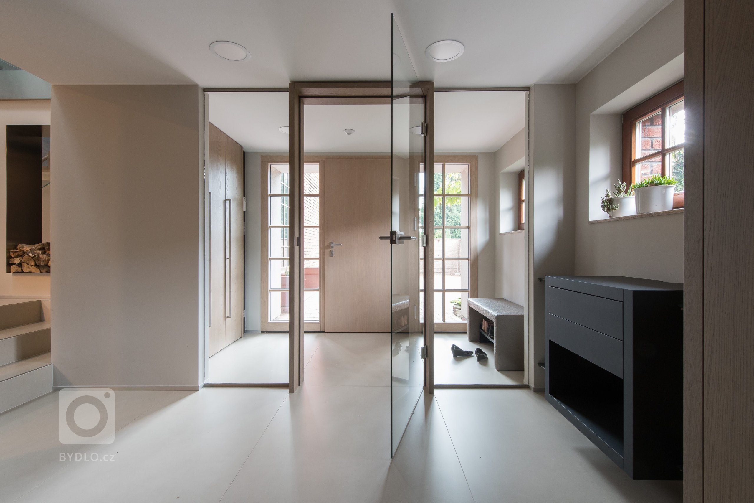 Rodinný dům poplatný své době postrádal to nejdůležitější &ndash; nadčasové řešení a kvalitní materiály. Jeho přestavba se řešila doslova od podlahy. Nové…