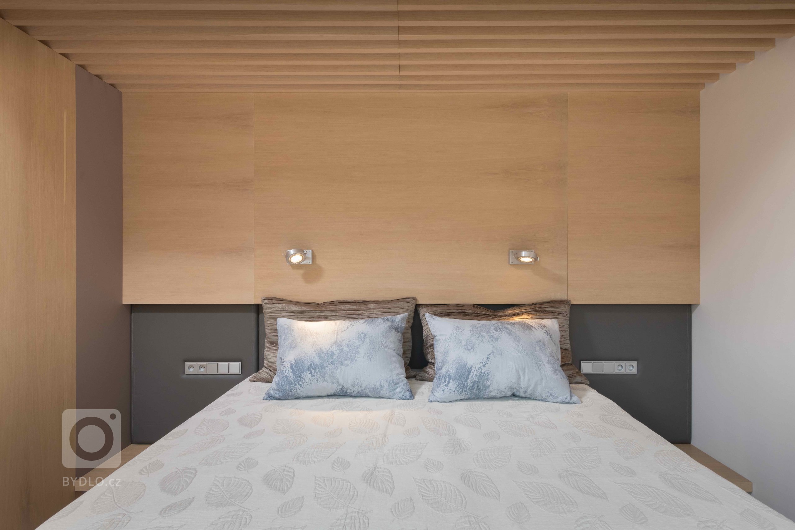 Rodinný dům poplatný své době postrádal to nejdůležitější &ndash; nadčasové řešení a kvalitní materiály. Jeho přestavba se řešila doslova od podlahy. Nové…