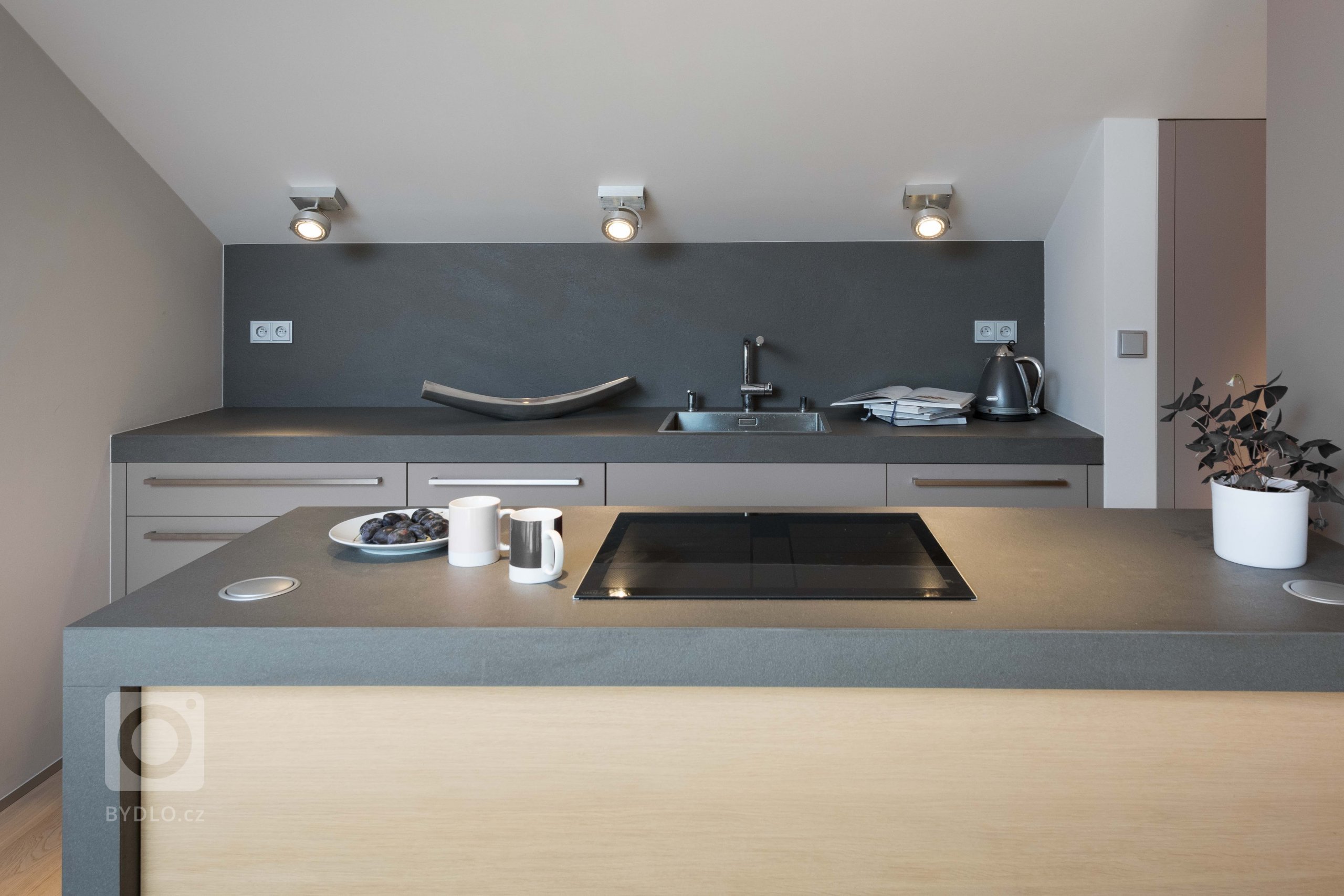 Rodinný dům poplatný své době postrádal to nejdůležitější &ndash; nadčasové řešení a kvalitní materiály. Jeho přestavba se řešila doslova od podlahy. Nové…