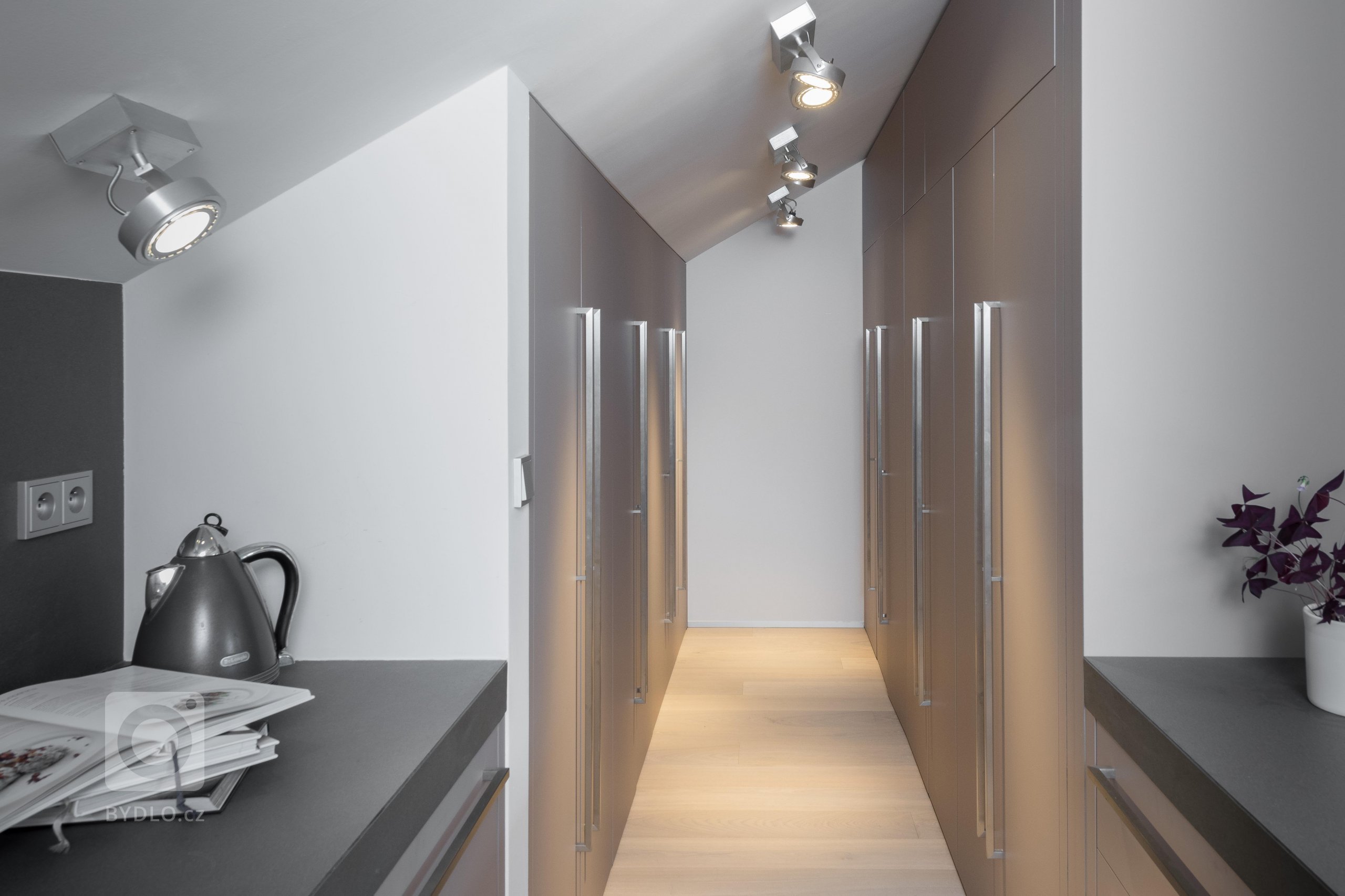 Rodinný dům poplatný své době postrádal to nejdůležitější &ndash; nadčasové řešení a kvalitní materiály. Jeho přestavba se řešila doslova od podlahy. Nové…