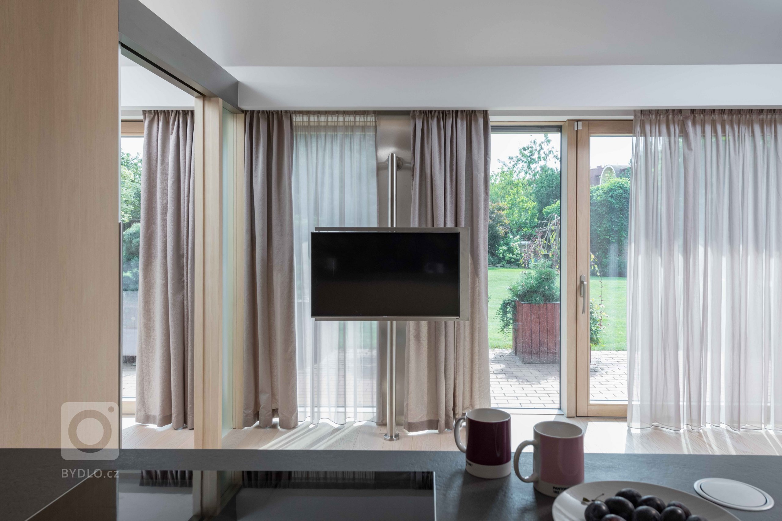 Rodinný dům poplatný své době postrádal to nejdůležitější &ndash; nadčasové řešení a kvalitní materiály. Jeho přestavba se řešila doslova od podlahy. Nové…