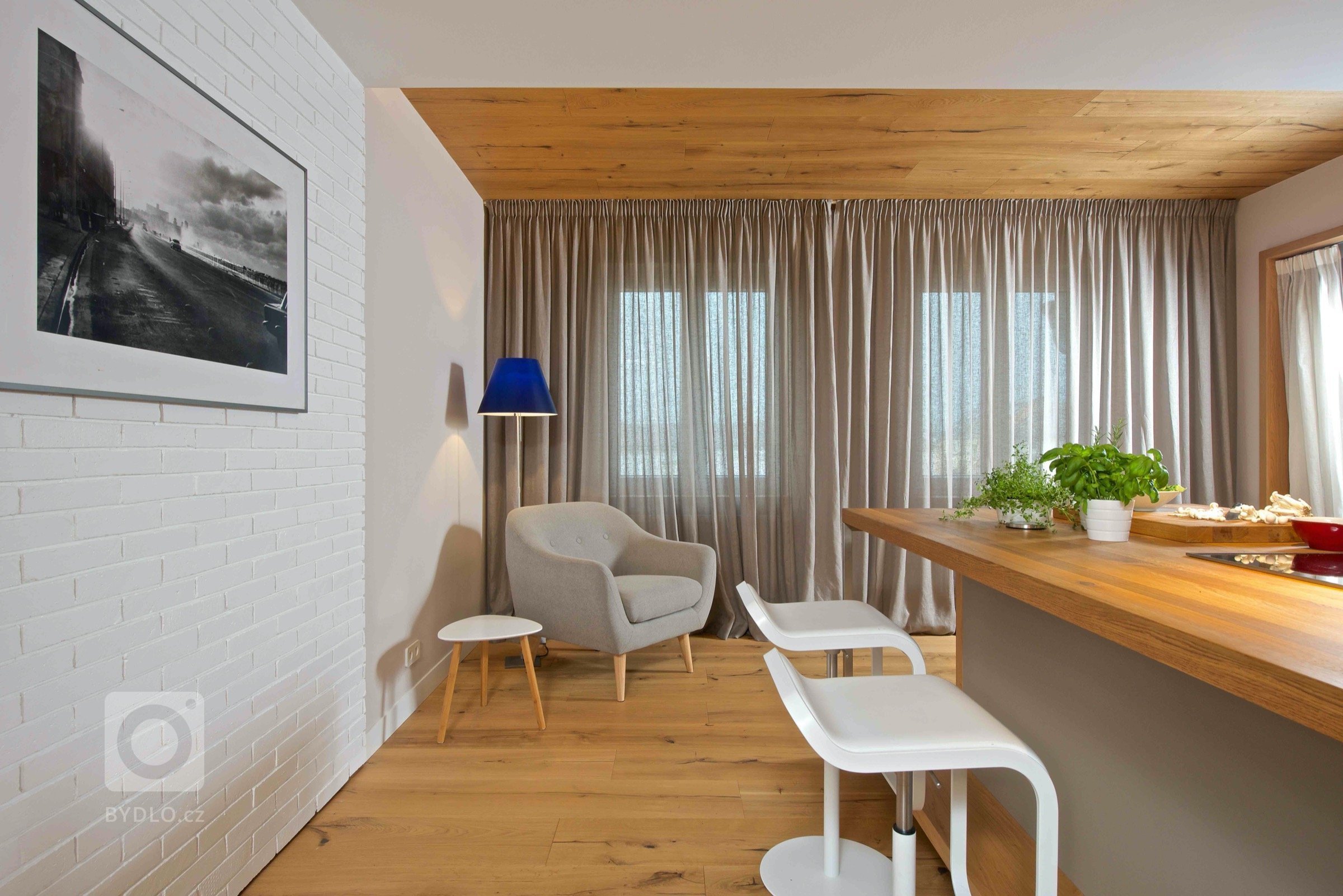 Interiér dvoupokojového bytu v podhůří Beskyd&nbsp;pro svobodného kamaráda, který rád vaří. Centrem všeho dění je proto kuchyň s velkým varným ostrovem, při…