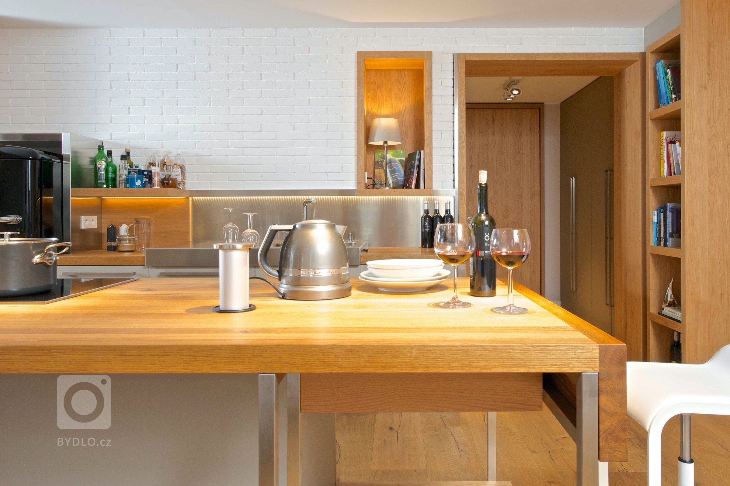 Interiér dvoupokojového bytu v podhůří Beskyd&nbsp;pro svobodného kamaráda, který rád vaří. Centrem všeho dění je proto kuchyň s velkým varným ostrovem, při…