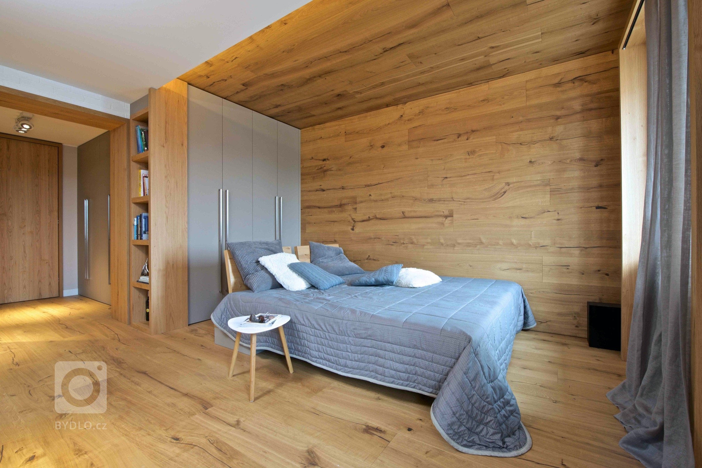 Interiér dvoupokojového bytu v podhůří Beskyd&nbsp;pro svobodného kamaráda, který rád vaří. Centrem všeho dění je proto kuchyň s velkým varným ostrovem, při…