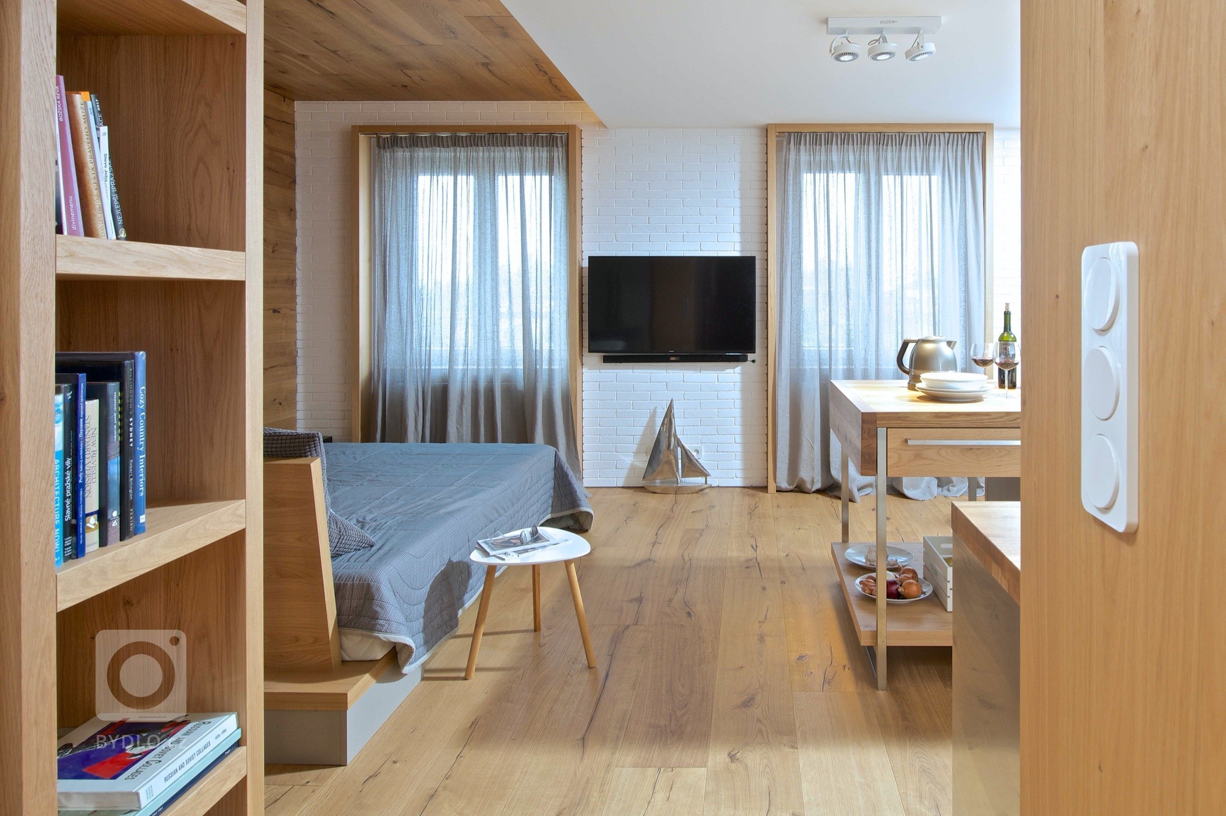 Interiér dvoupokojového bytu v podhůří Beskyd&nbsp;pro svobodného kamaráda, který rád vaří. Centrem všeho dění je proto kuchyň s velkým varným ostrovem, při…