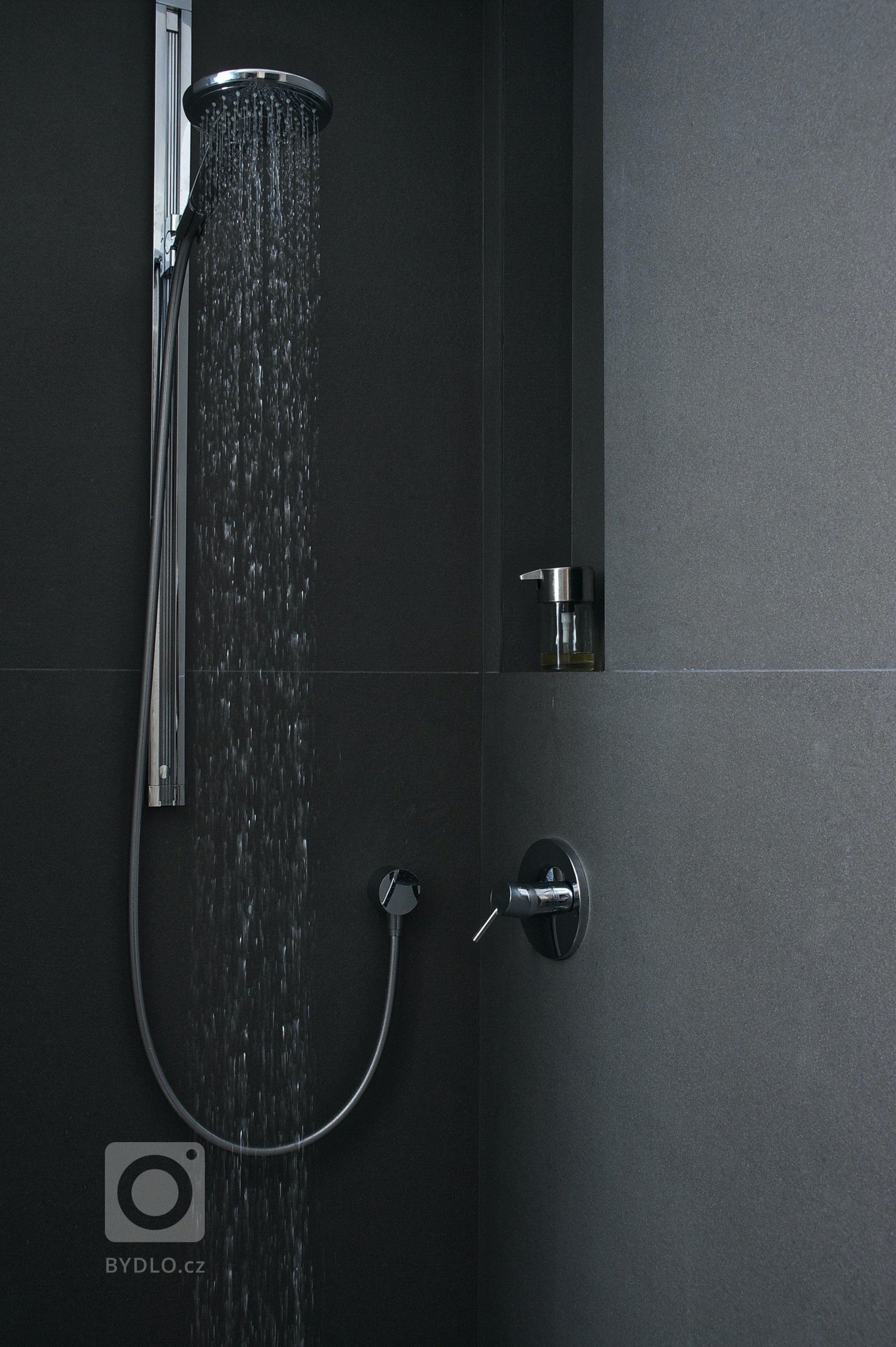 Interiér dvoupokojového bytu v podhůří Beskyd&nbsp;pro svobodného kamaráda, který rád vaří. Centrem všeho dění je proto kuchyň s velkým varným ostrovem, při…