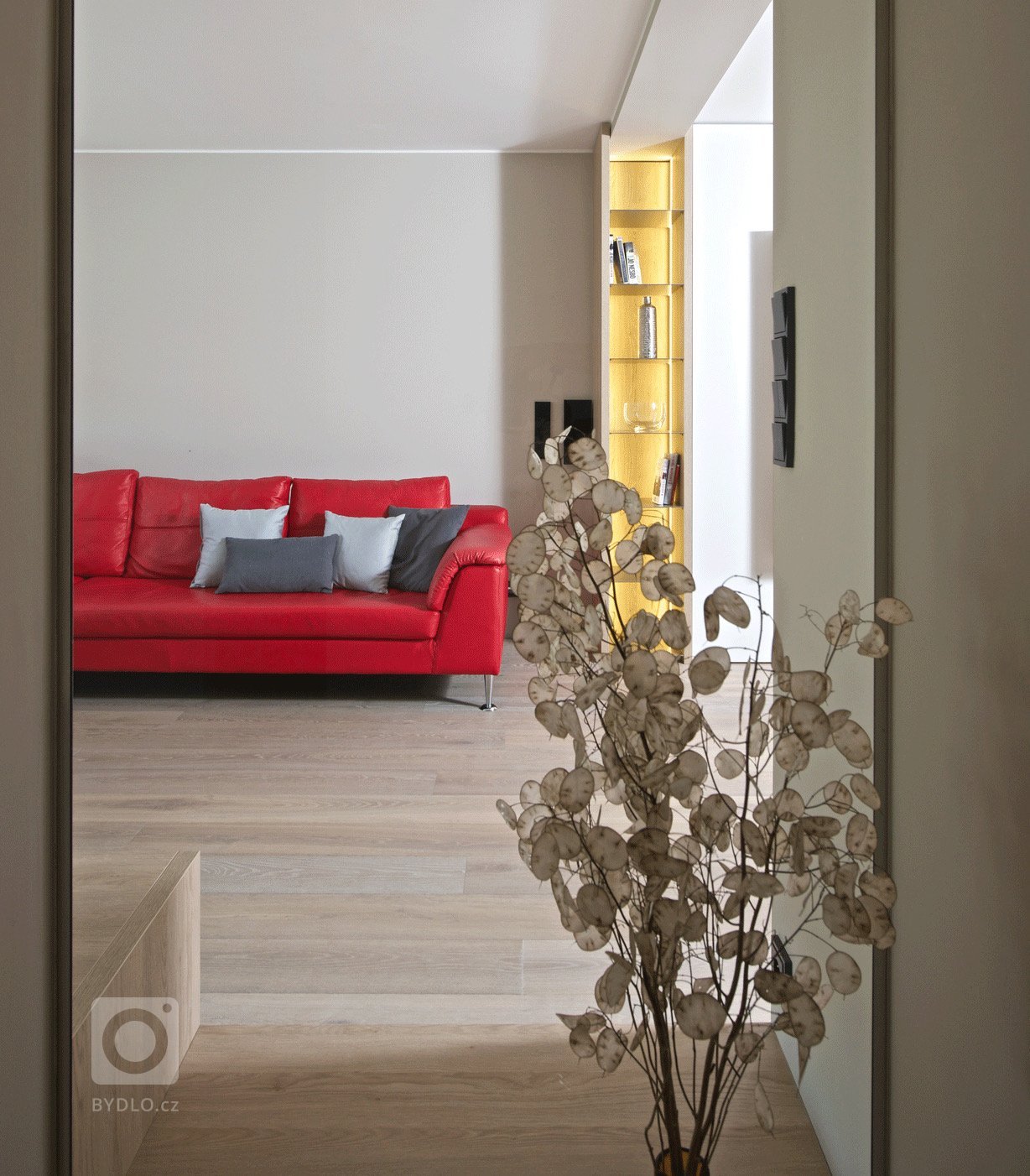 Přestavba developerského bytu z&nbsp;počátku 90. let řešila dispoziční i technické nedostatky: nedostatek úložných prostor, špatnou zvukovou izolaci,…