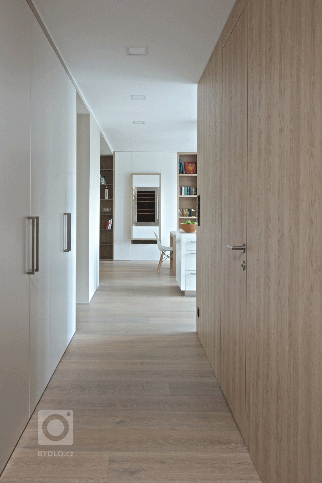 Přestavba developerského bytu z&nbsp;počátku 90. let řešila dispoziční i technické nedostatky: nedostatek úložných prostor, špatnou zvukovou izolaci,…