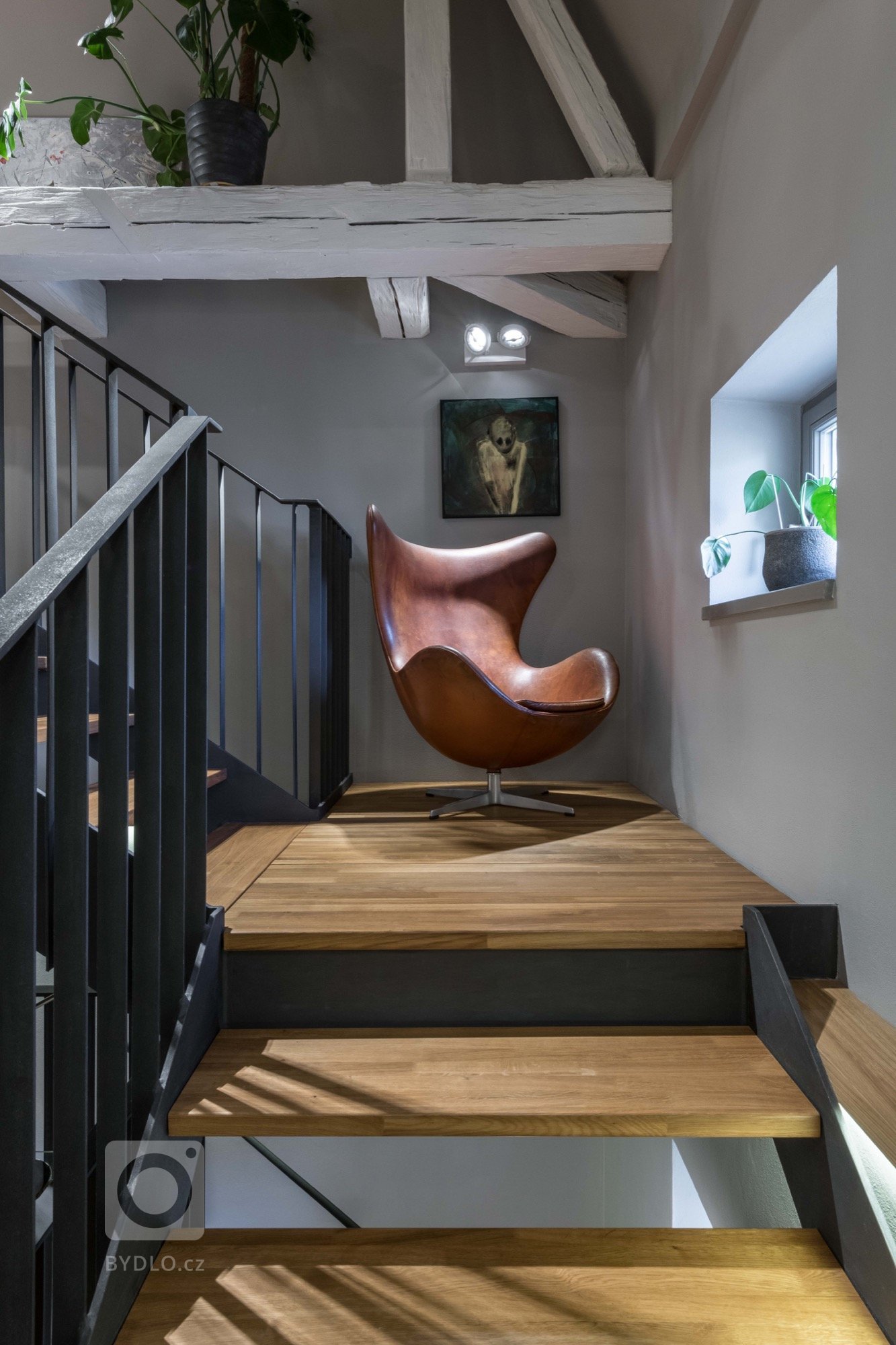 Pro mladý pár hledající společné bydlení bylo prioritou zůstat v konkrétní, velmi žádané lokalitě Prahy z osobních i pracovních důvodů. Na přechodnou dobu, než…