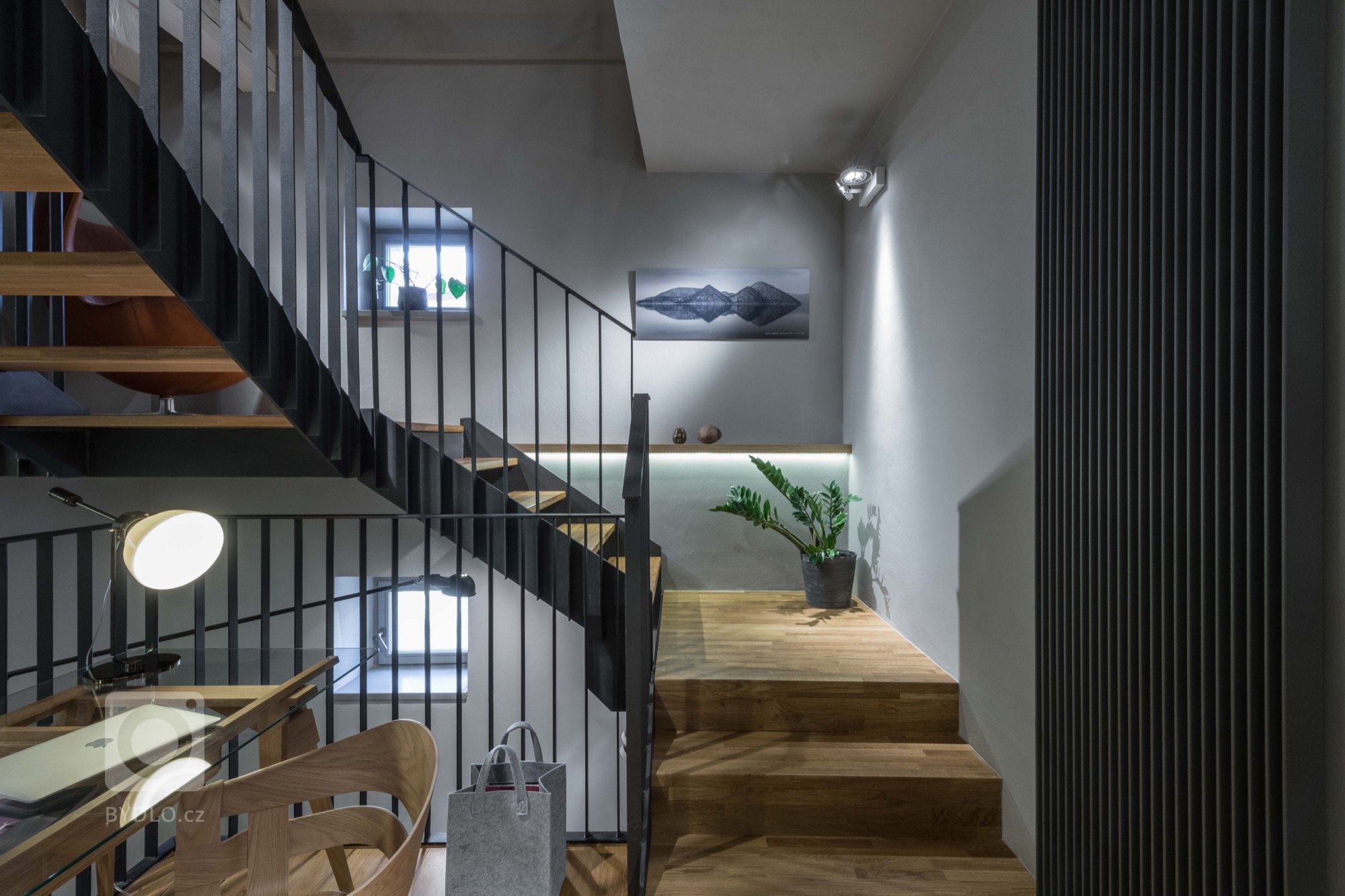 Pro mladý pár hledající společné bydlení bylo prioritou zůstat v konkrétní, velmi žádané lokalitě Prahy z osobních i pracovních důvodů. Na přechodnou dobu, než…