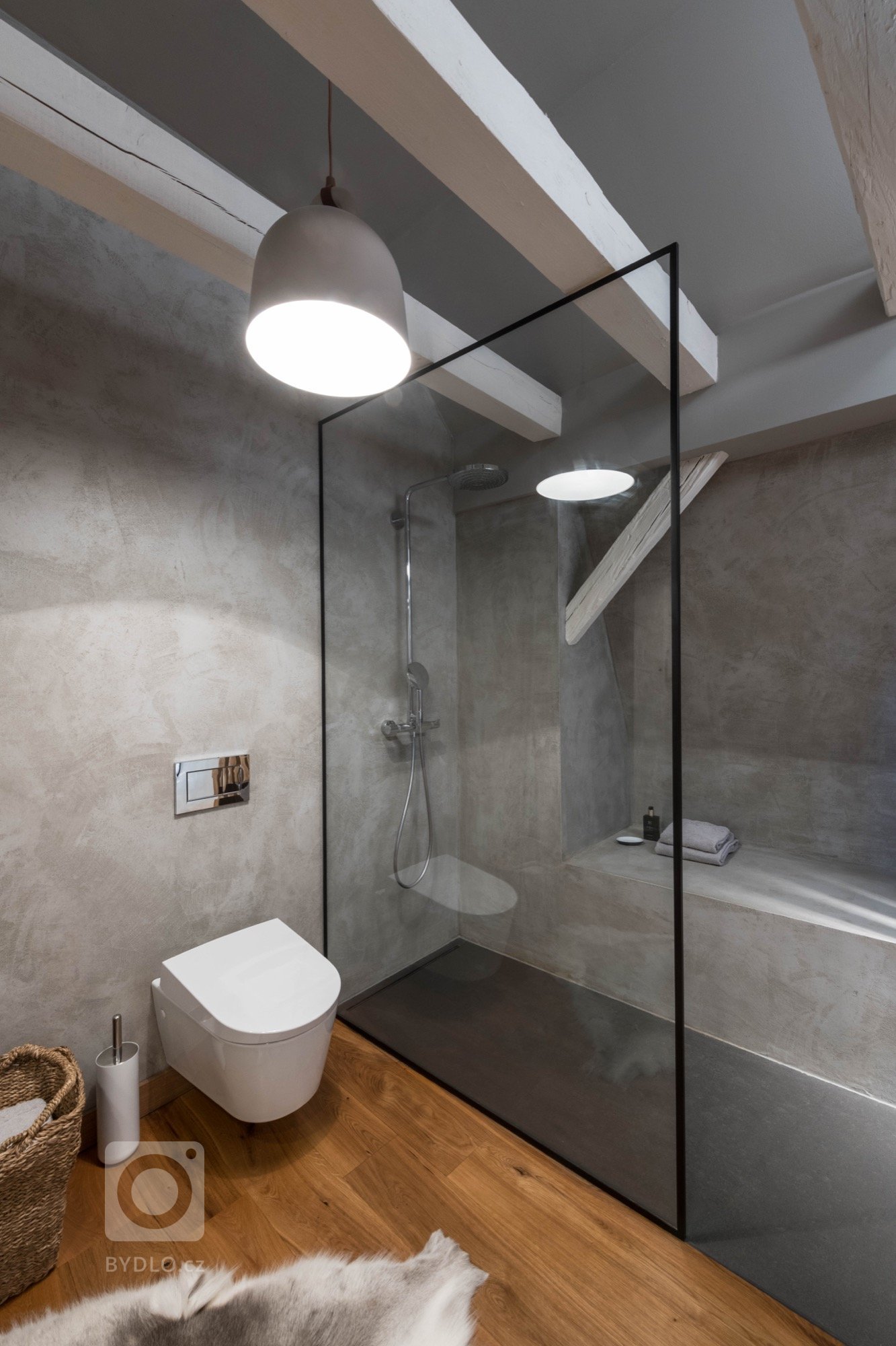 Pro mladý pár hledající společné bydlení bylo prioritou zůstat v konkrétní, velmi žádané lokalitě Prahy z osobních i pracovních důvodů. Na přechodnou dobu, než…