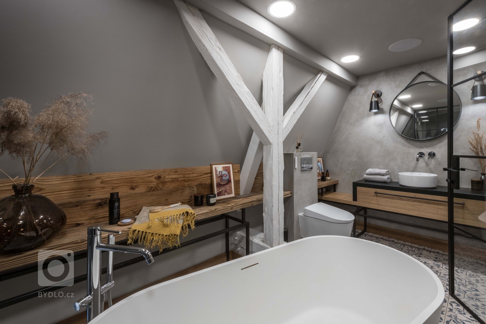 Pro mladý pár hledající společné bydlení bylo prioritou zůstat v konkrétní, velmi žádané lokalitě Prahy z osobních i pracovních důvodů. Na přechodnou dobu, než…