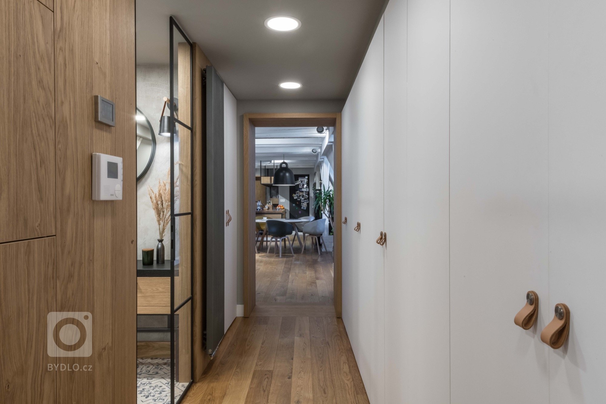 Pro mladý pár hledající společné bydlení bylo prioritou zůstat v konkrétní, velmi žádané lokalitě Prahy z osobních i pracovních důvodů. Na přechodnou dobu, než…