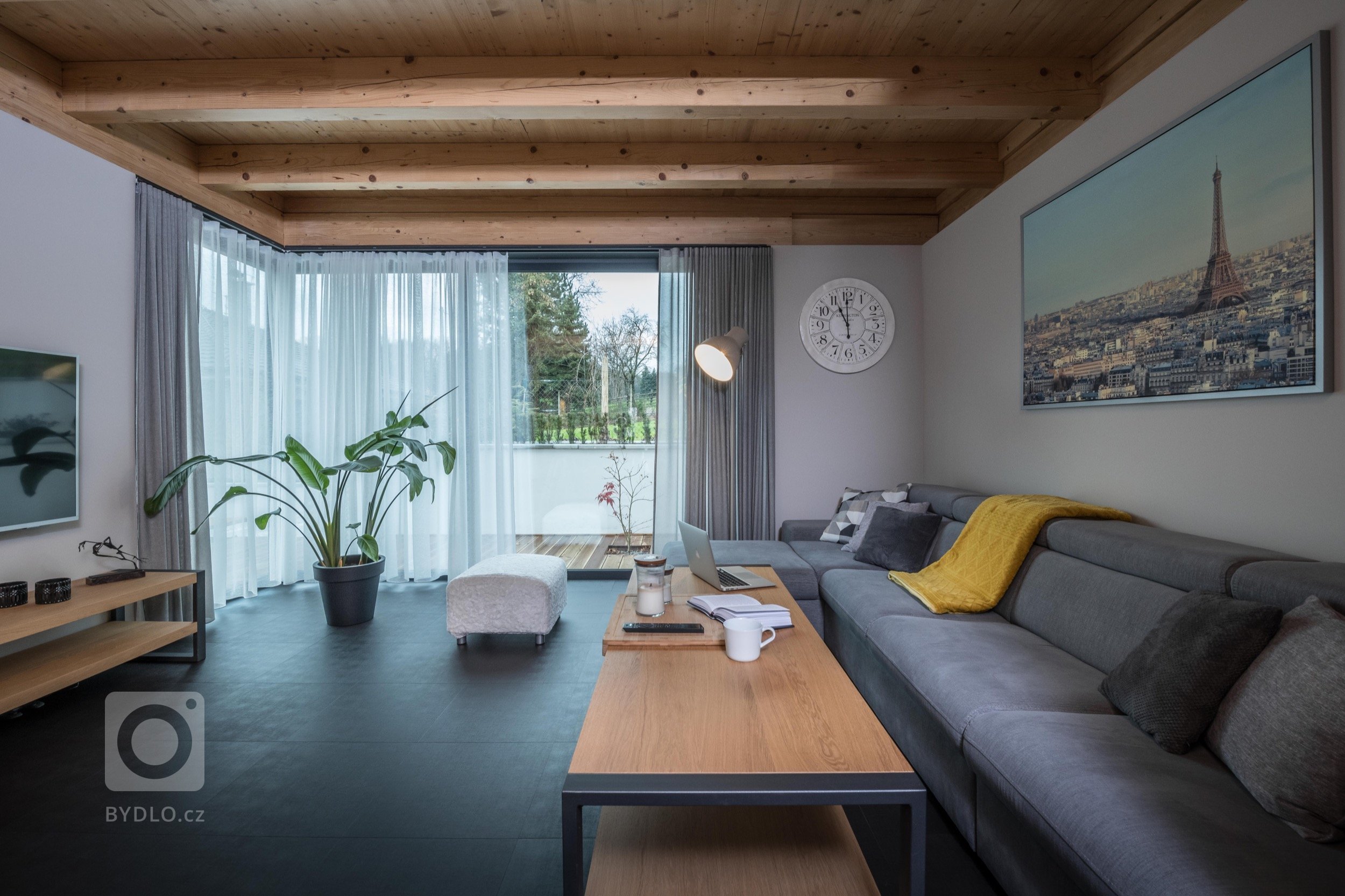 Prarodiče věnovali svůj dům, starý přes 100 let, vnučce. Nadále využívají 2/3 přízemí a polovinu půdy. Druhá polovina půdy a 1/3 domku byla prázdná a…