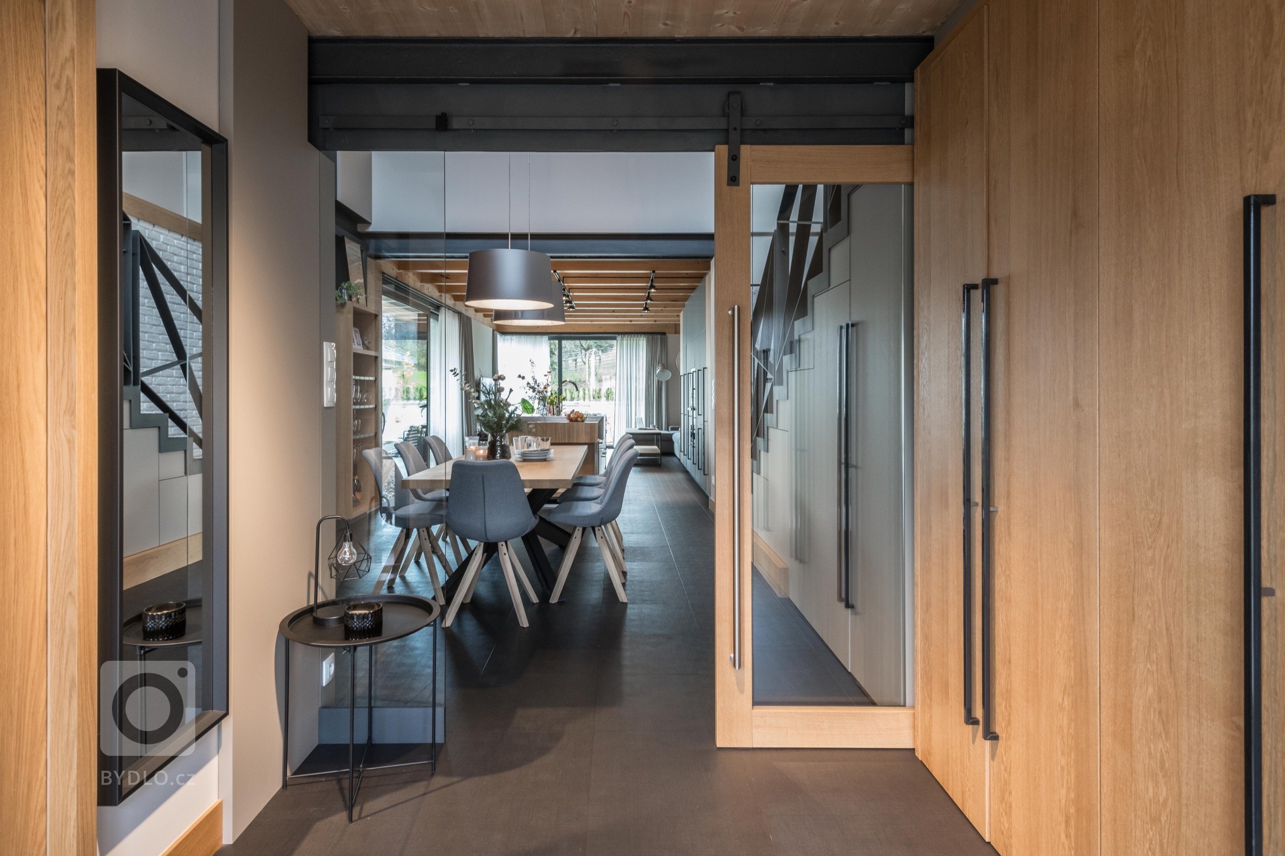 Prarodiče věnovali svůj dům, starý přes 100 let, vnučce. Nadále využívají 2/3 přízemí a polovinu půdy. Druhá polovina půdy a 1/3 domku byla prázdná a…