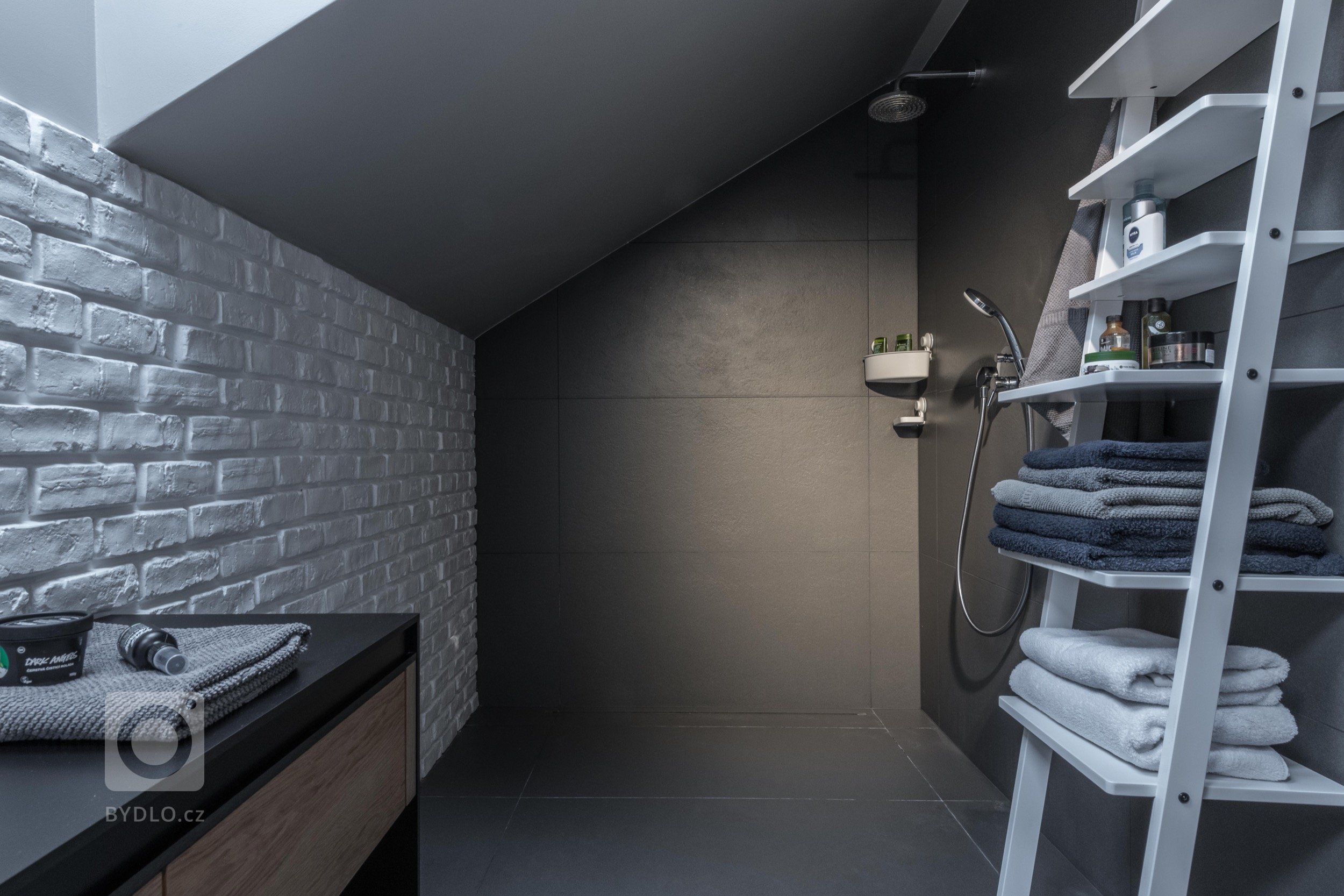 Prarodiče věnovali svůj dům, starý přes 100 let, vnučce. Nadále využívají 2/3 přízemí a polovinu půdy. Druhá polovina půdy a 1/3 domku byla prázdná a…