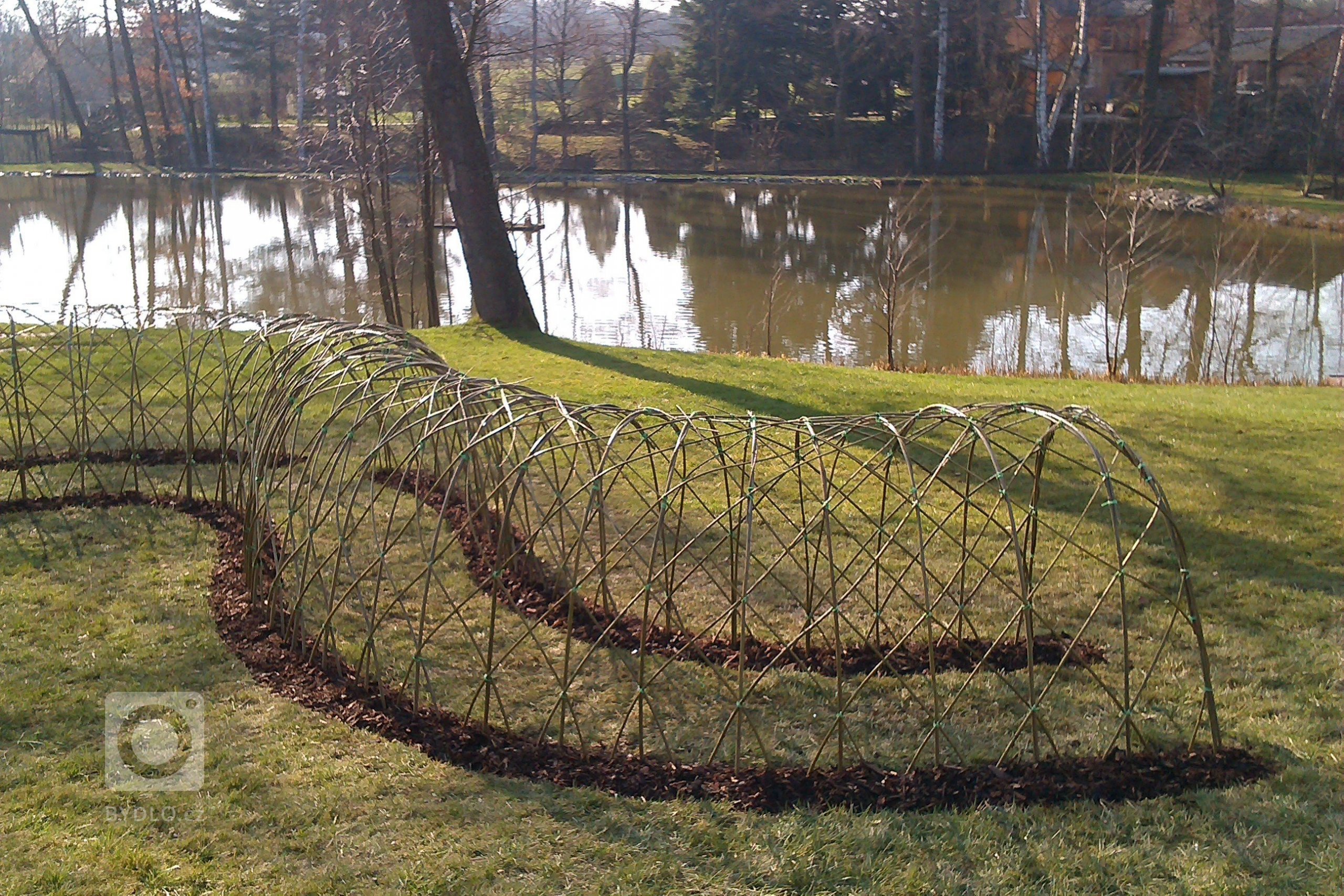 K tomu, aby i na vaší zahradě stála živá&nbsp;vrbová stavba, potřebujete proutí a šikovné ruce. A nebo oslovte naší firmu

