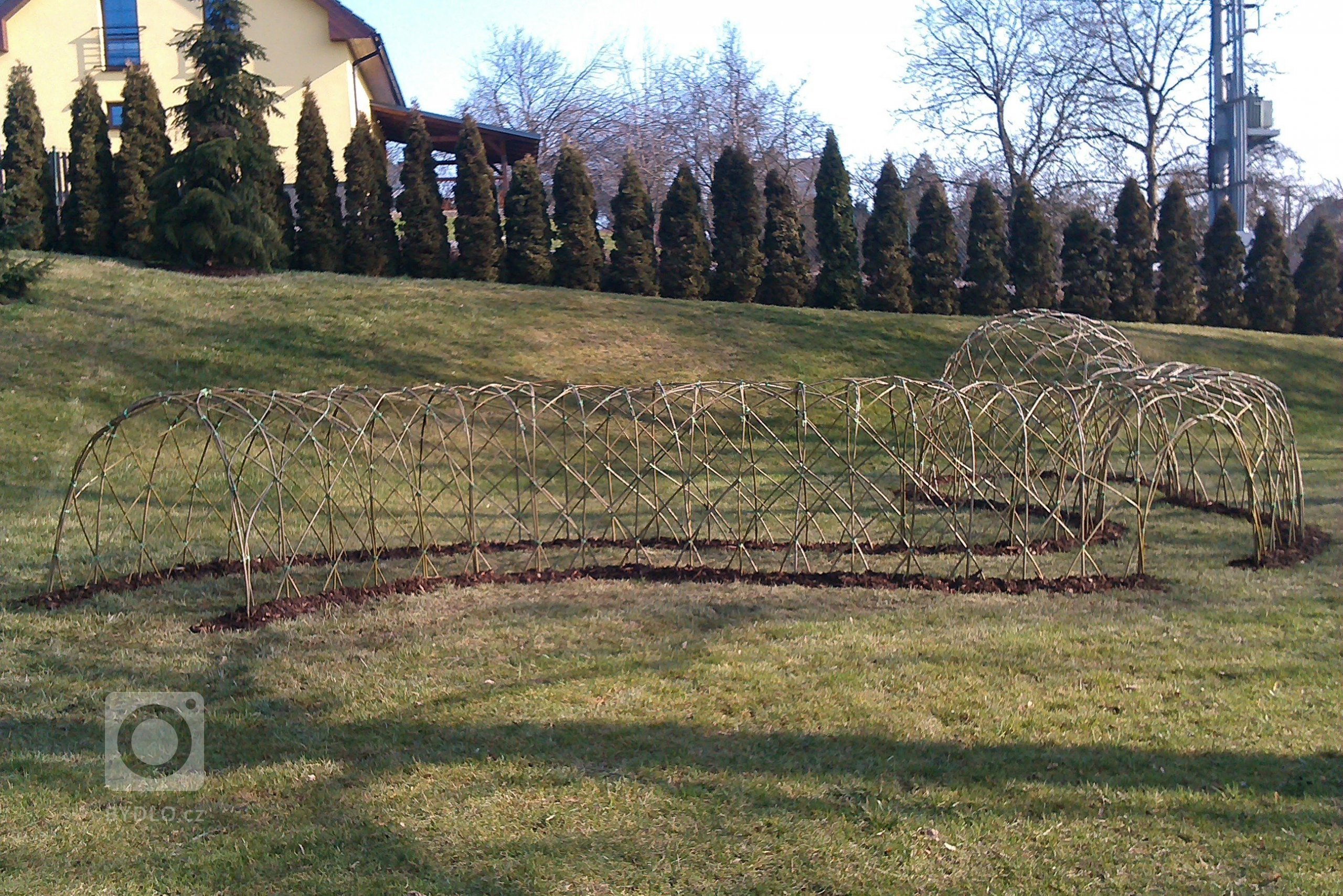 K tomu, aby i na vaší zahradě stála živá&nbsp;vrbová stavba, potřebujete proutí a šikovné ruce. A nebo oslovte naší firmu
